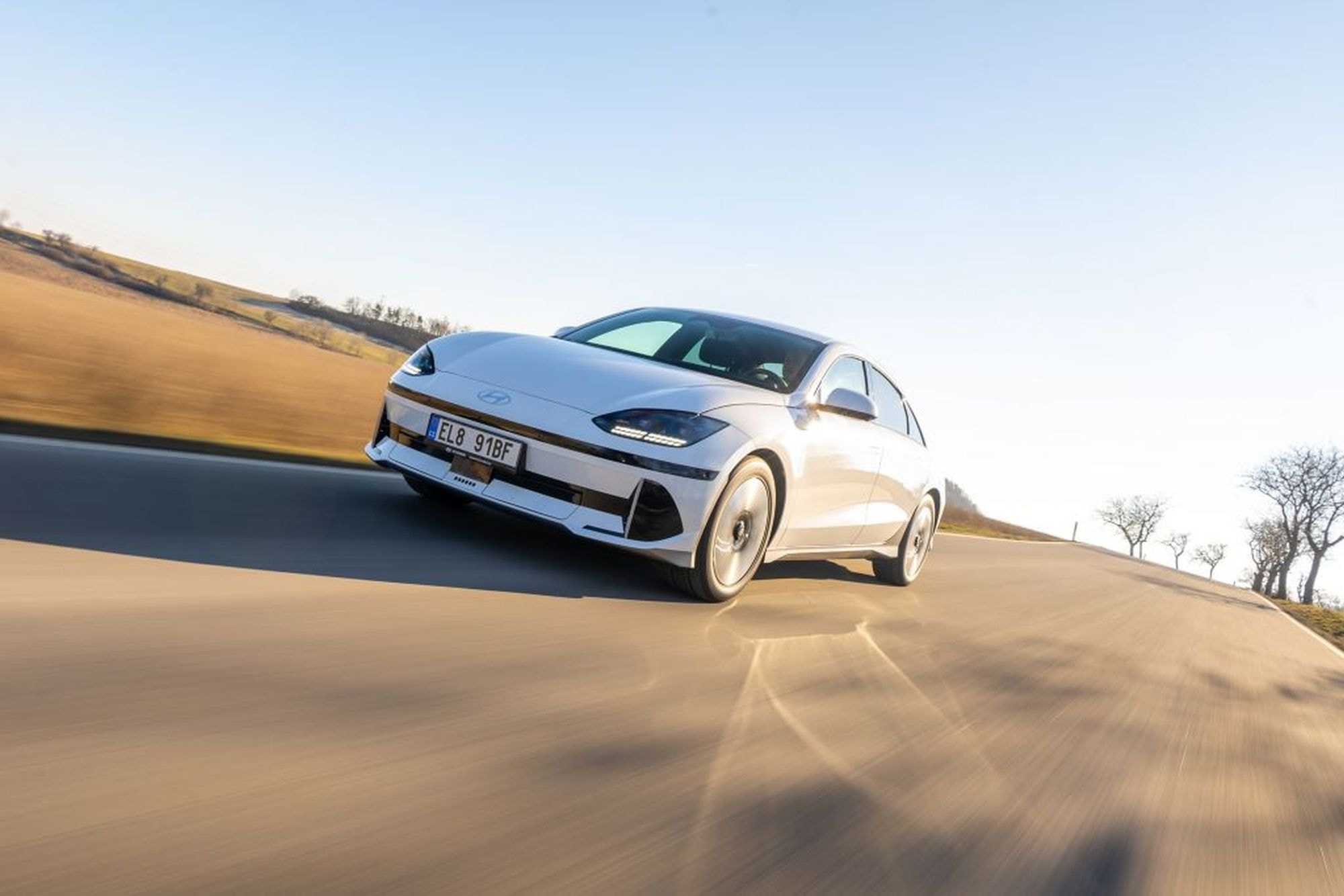 Cargador del Hyundai Ioniq 6, destacando su facilidad de uso.