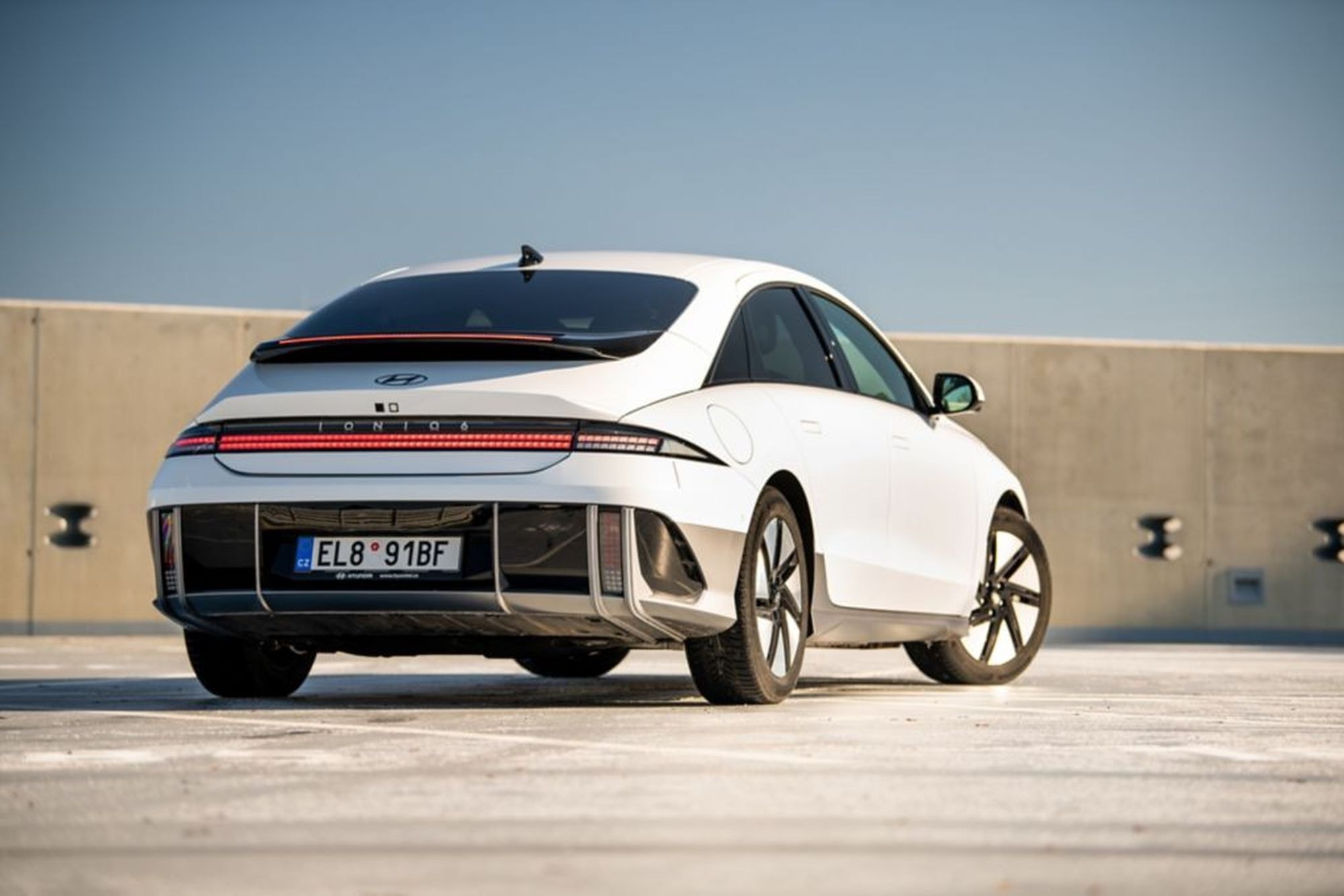 Vista lateral del Hyundai Ioniq 6 destacando su diseño aerodinámico.