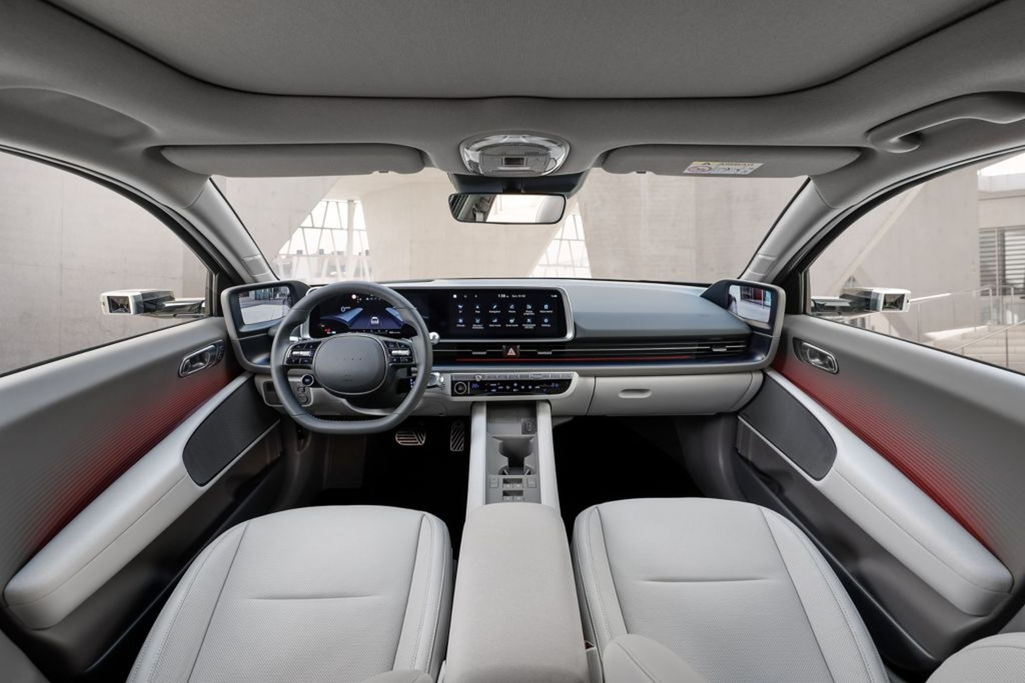 Vista del interior del Hyundai Ioniq 6, con un enfoque en la comodidad de los asientos.