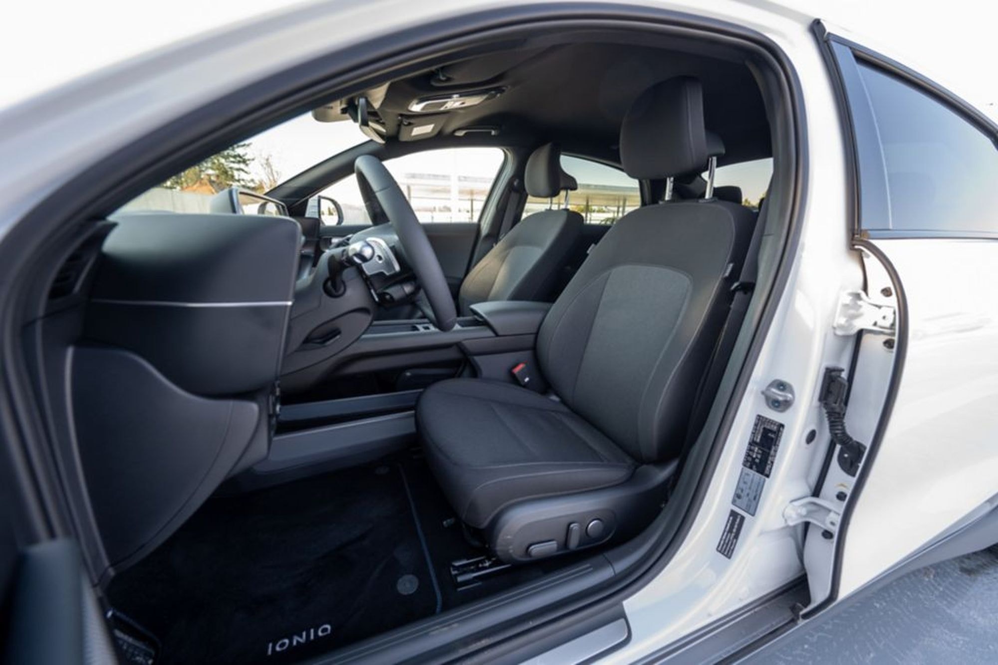 Vista del maletero delantero mostrando espacio adicional.