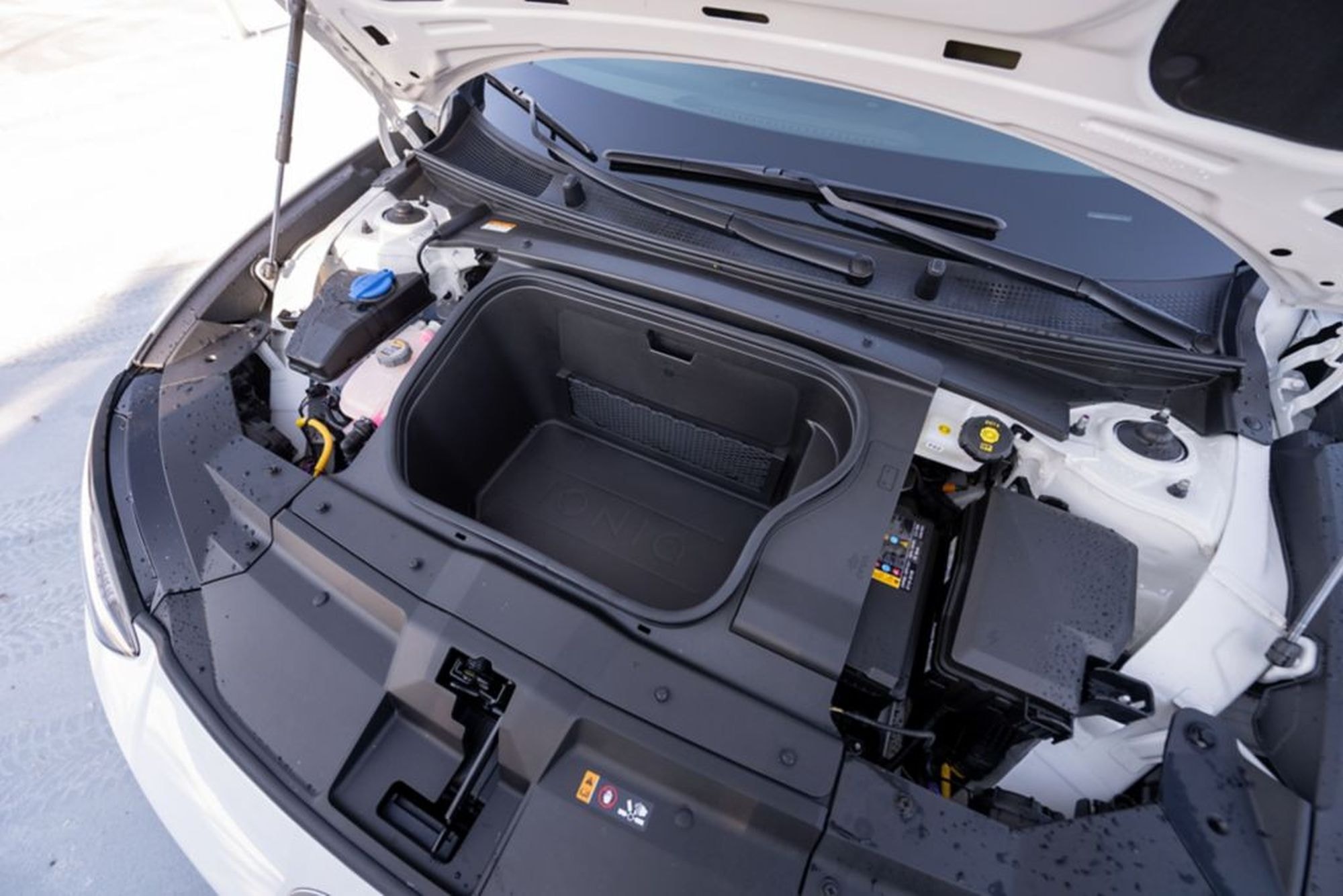 Captura dinámica del Hyundai Ioniq 6 en movimiento sobre carretera.