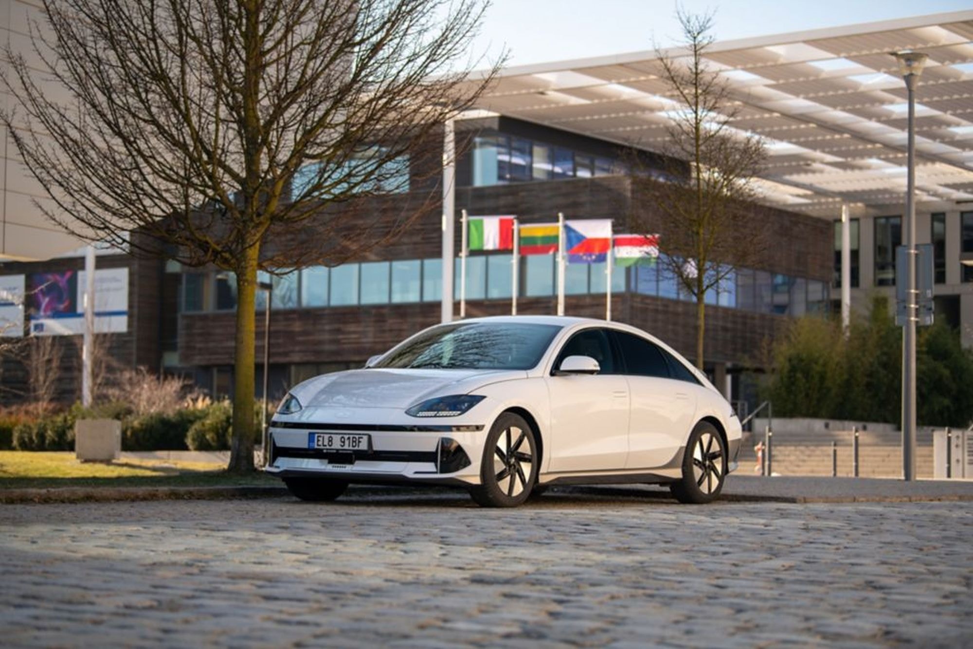 Vista trasera del Hyundai Ioniq 6 con su iluminación distintiva.