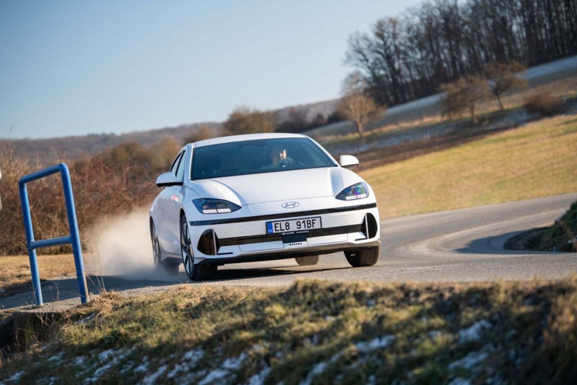 Hyundai Ioniq 6 en un entorno urbano, mostrando su elegancia.