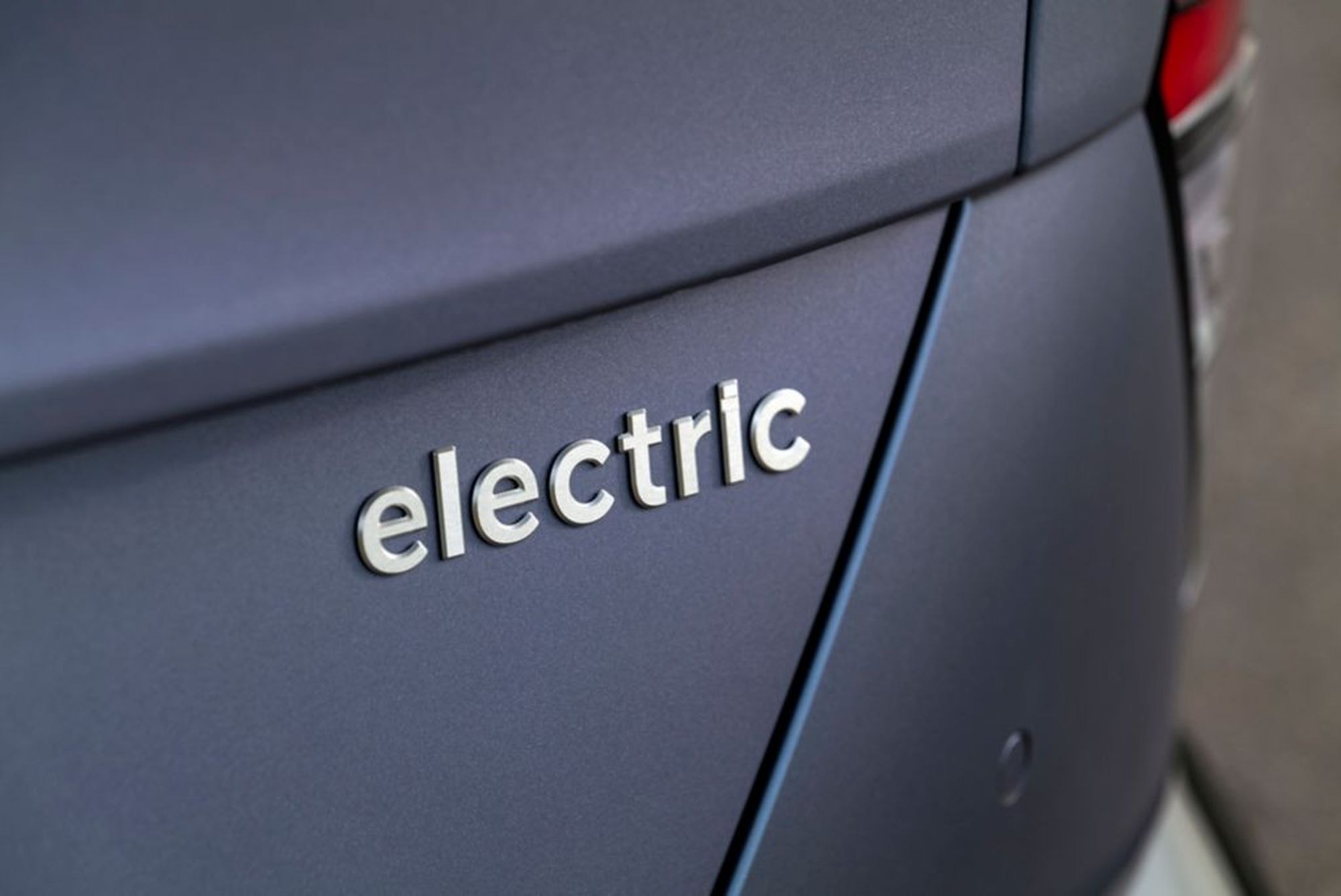 Vista del techo del Hyundai Kona eléctrico, resaltando su diseño aerodinámico.