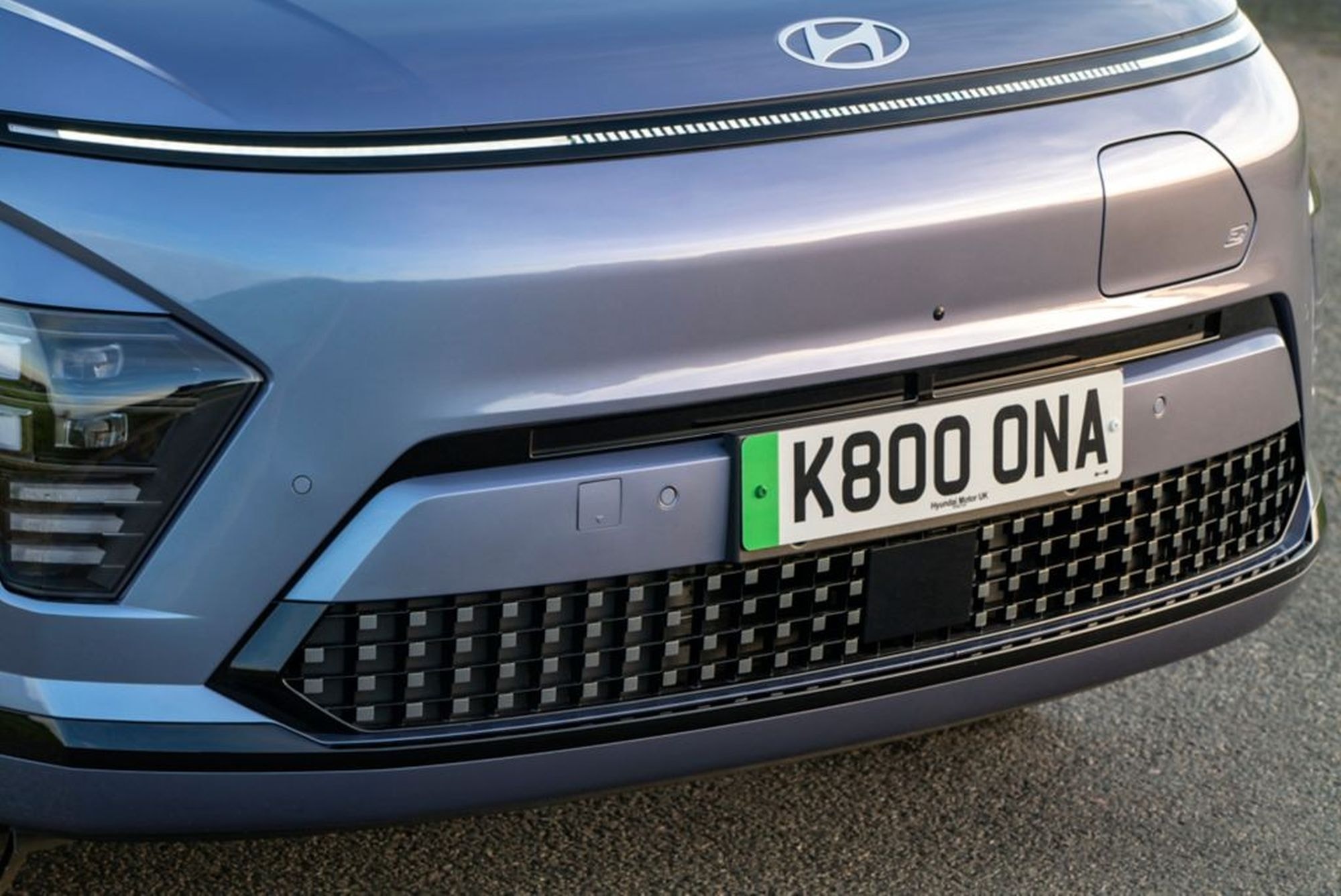 Vista posterior del Hyundai Kona eléctrico, resaltando su moderno logo.