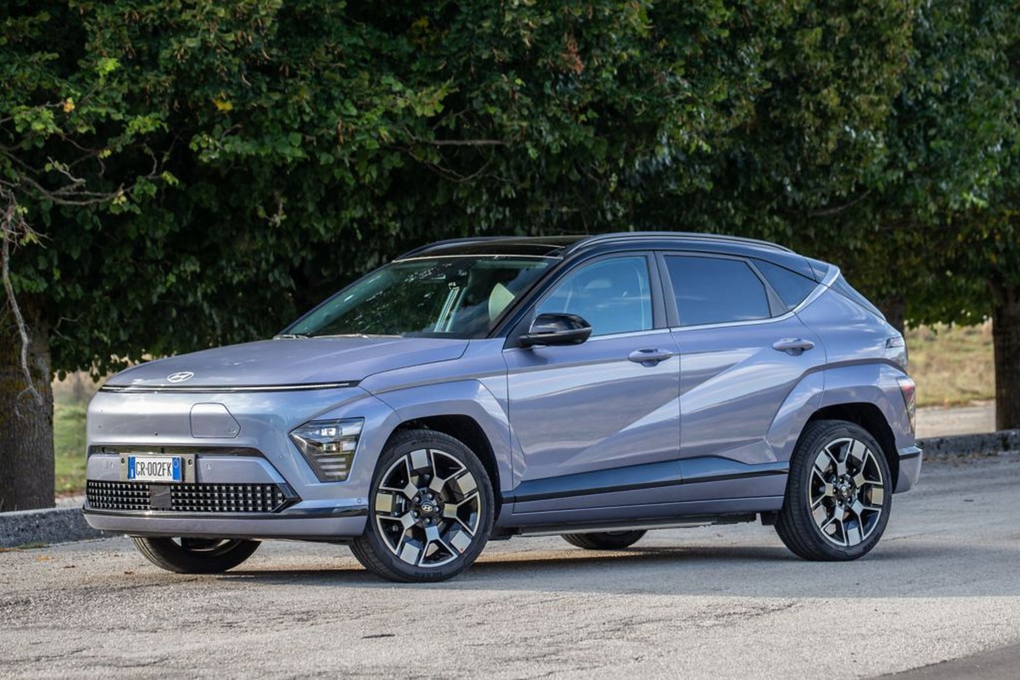 Hyundai Kona eléctrico avanzando por carretera, mostrando su agilidad.