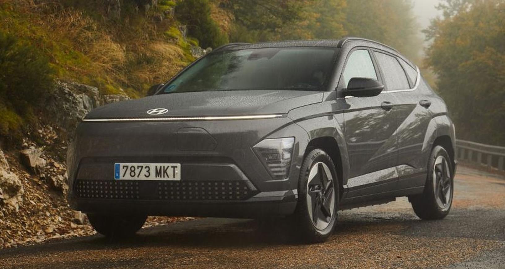 Frontal del Hyundai Kona eléctrico rodeado de niebla.