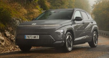 Frontal del Hyundai Kona eléctrico rodeado de niebla. Frontal del Hyundai Kona eléctrico rodeado de niebla.