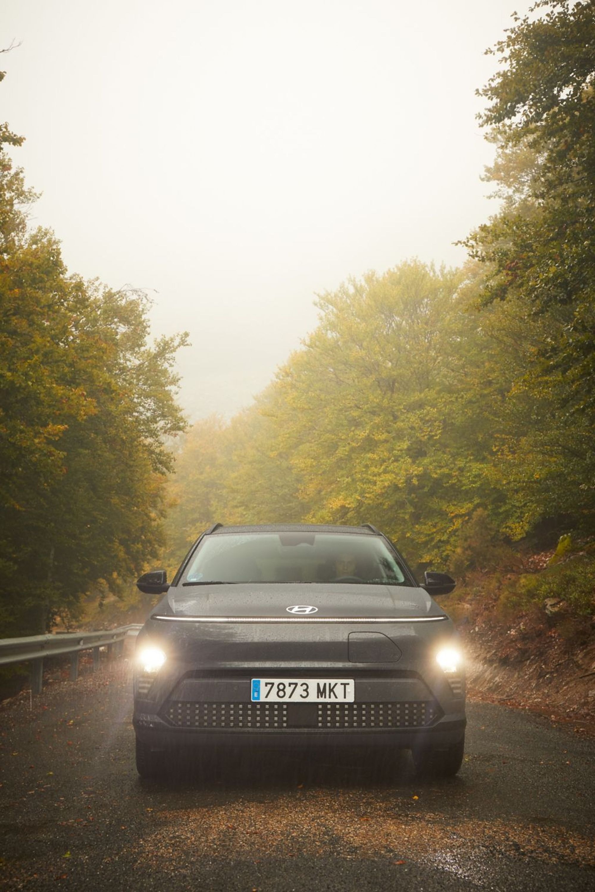 Vista frontal del Hyundai Kona eléctrico en ambiente nublado.