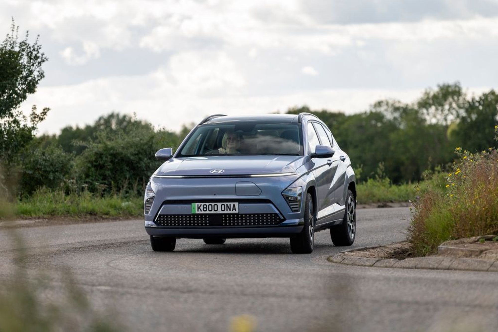 Vista frontal del Kona eléctrico, enfatizando su apariencia contemporánea.