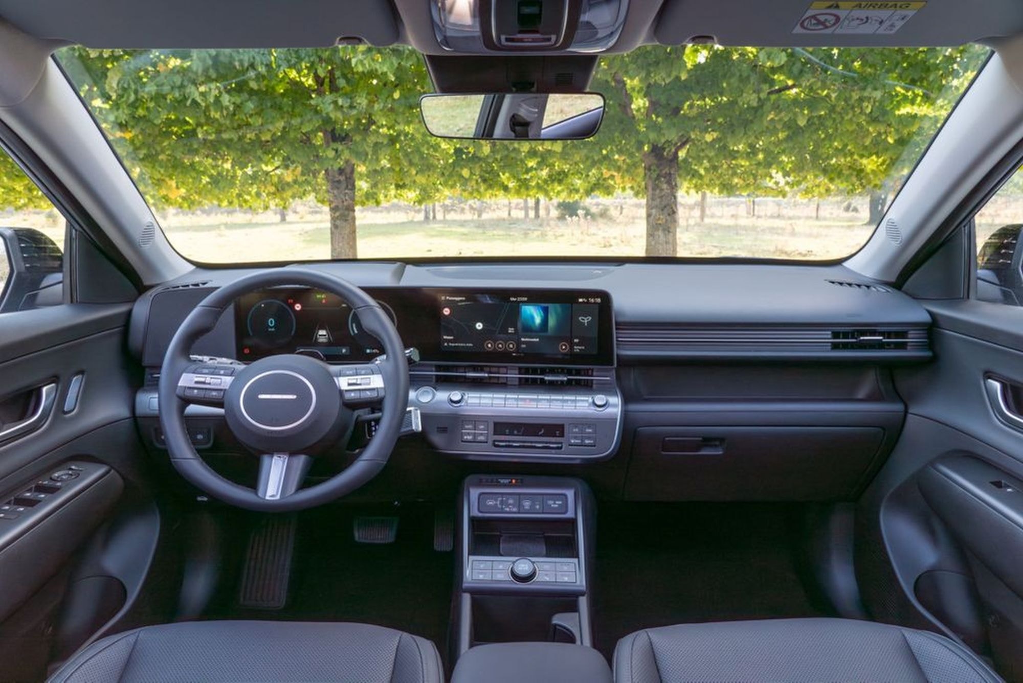 Asientos traseros del Kona eléctrico, ofrecen espacio y confort para pasajeros.