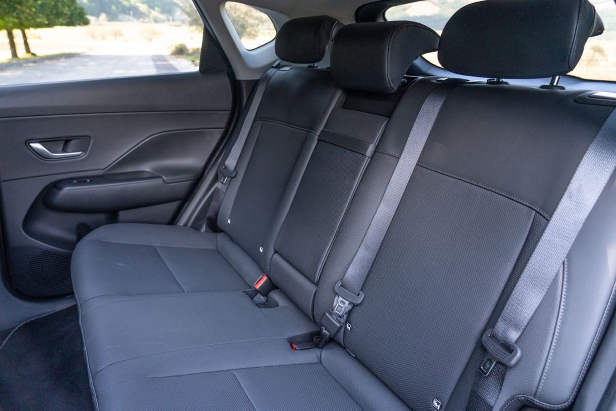 Detalle de la consola central, muestra su tecnología intuitiva y práctica.