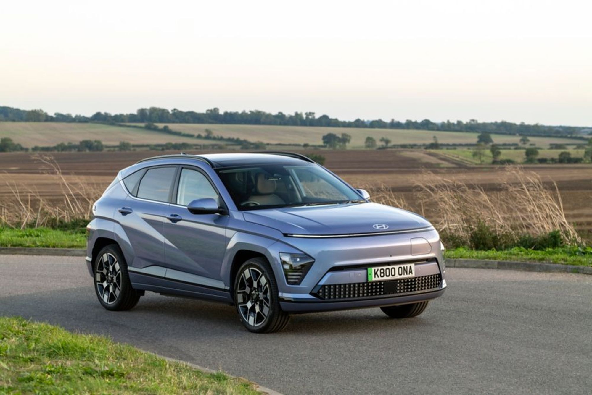 Vista lateral y delantera del Hyundai Kona eléctrico, que destaca su estilo distintivo.