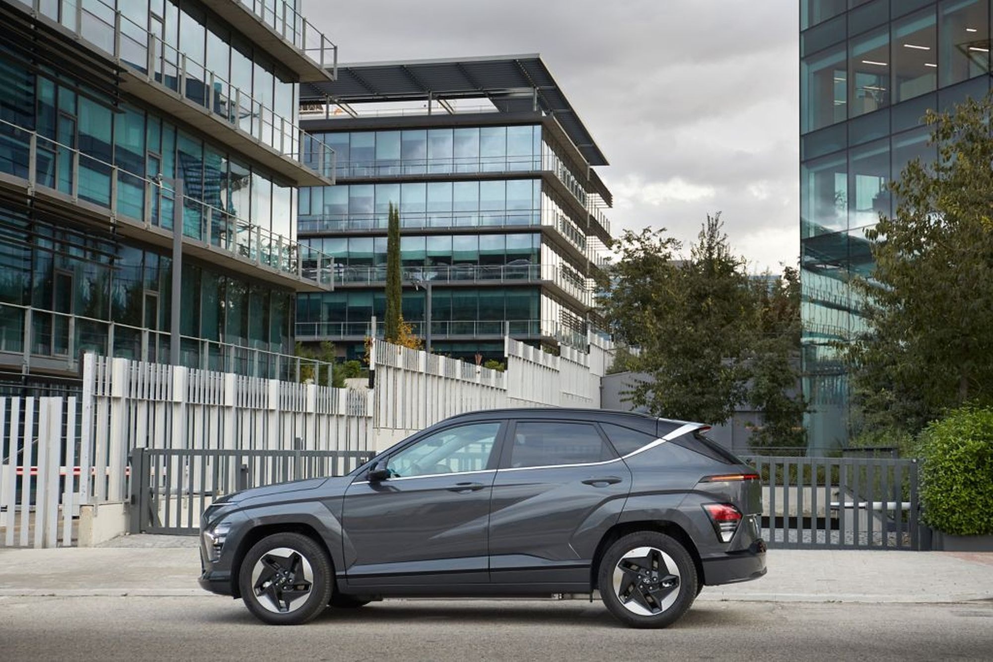 Frontal del Hyundai Kona eléctrico con enfoque en su parrilla y faros LED.