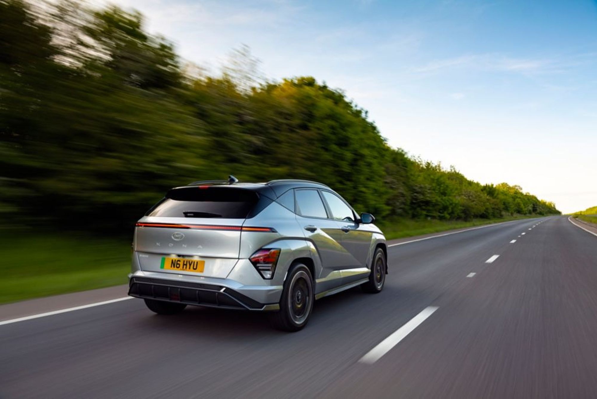 Hyundai Kona eléctrico en movimiento, resaltando su impacto visual en carretera.