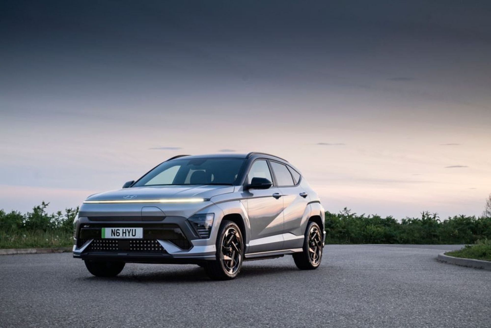 Vista delantera del Hyundai Kona eléctrico, un modelo que destaca por su estilo audaz.