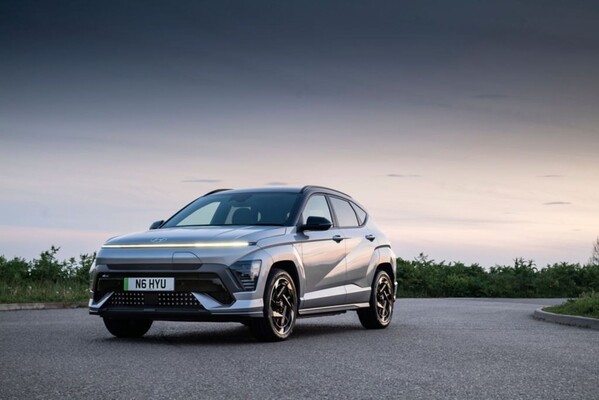 Vista delantera del Hyundai Kona eléctrico, un modelo que destaca por su estilo audaz. Vista delantera del Hyundai Kona eléctrico, un modelo que destaca por su estilo audaz.
