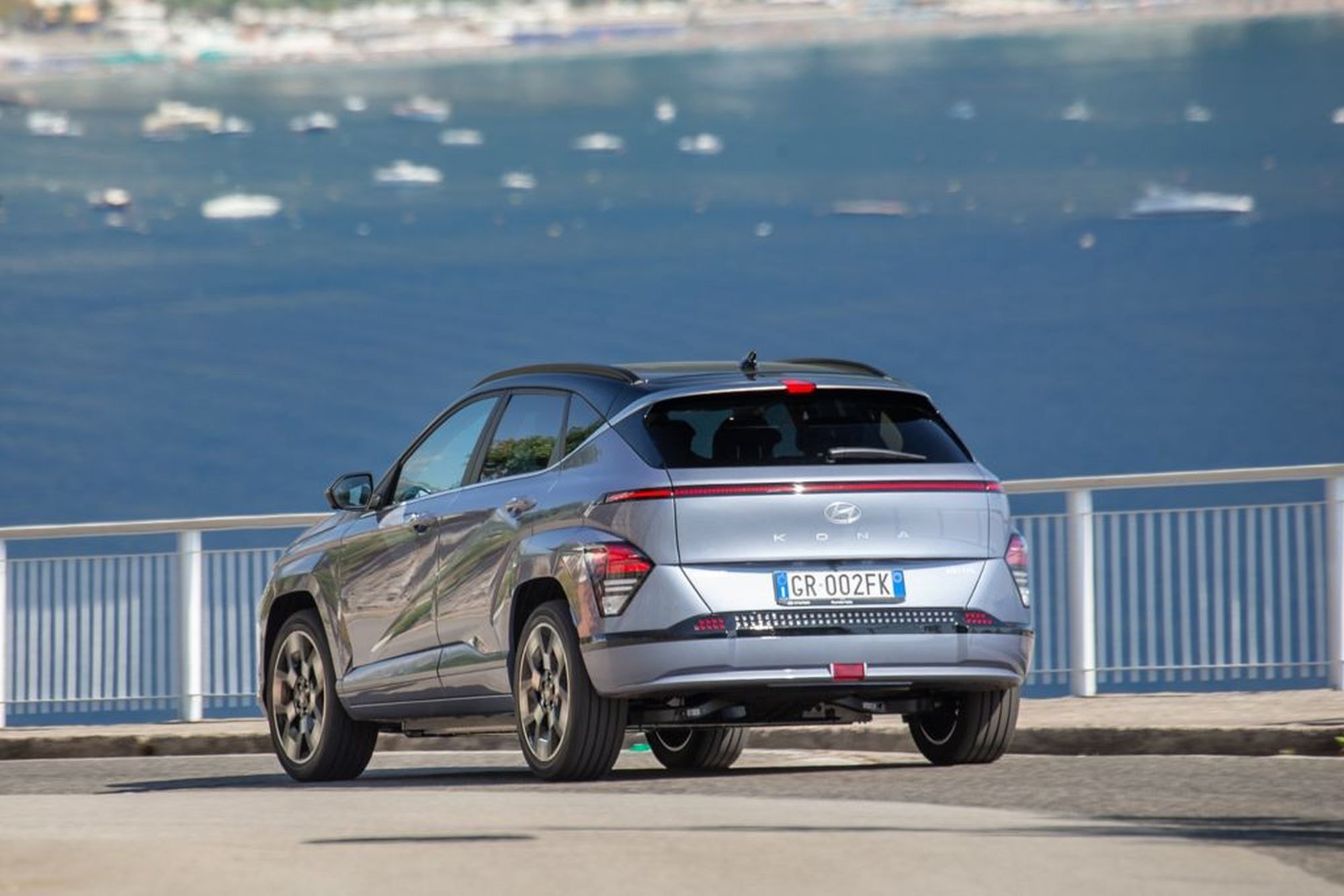 Perfil lateral del Kona eléctrico, muestra su diseño atractivo y moderno.