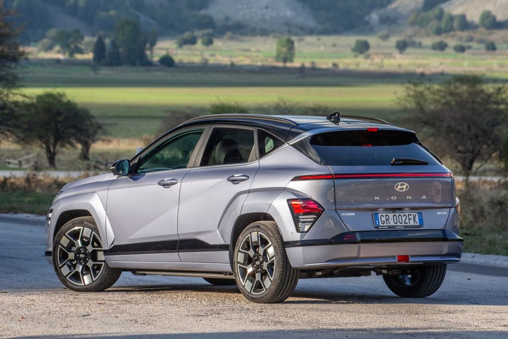 Vista lateral y delantera del Hyundai Kona eléctrico, refleja su sofisticación.