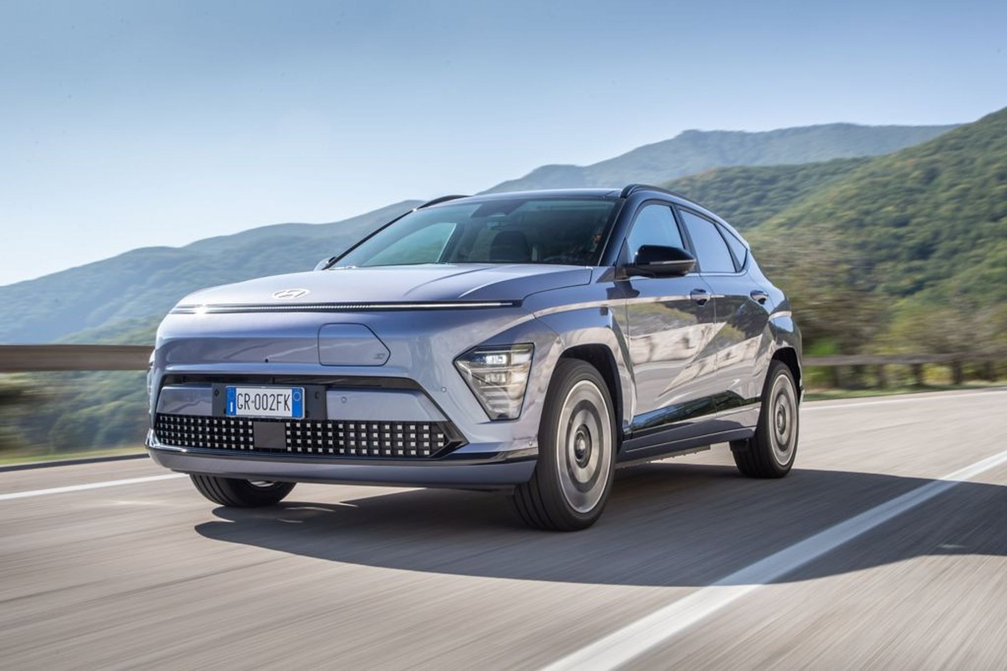 Vista del volante y pantalla del Hyundai Kona eléctrico en funcionamiento.