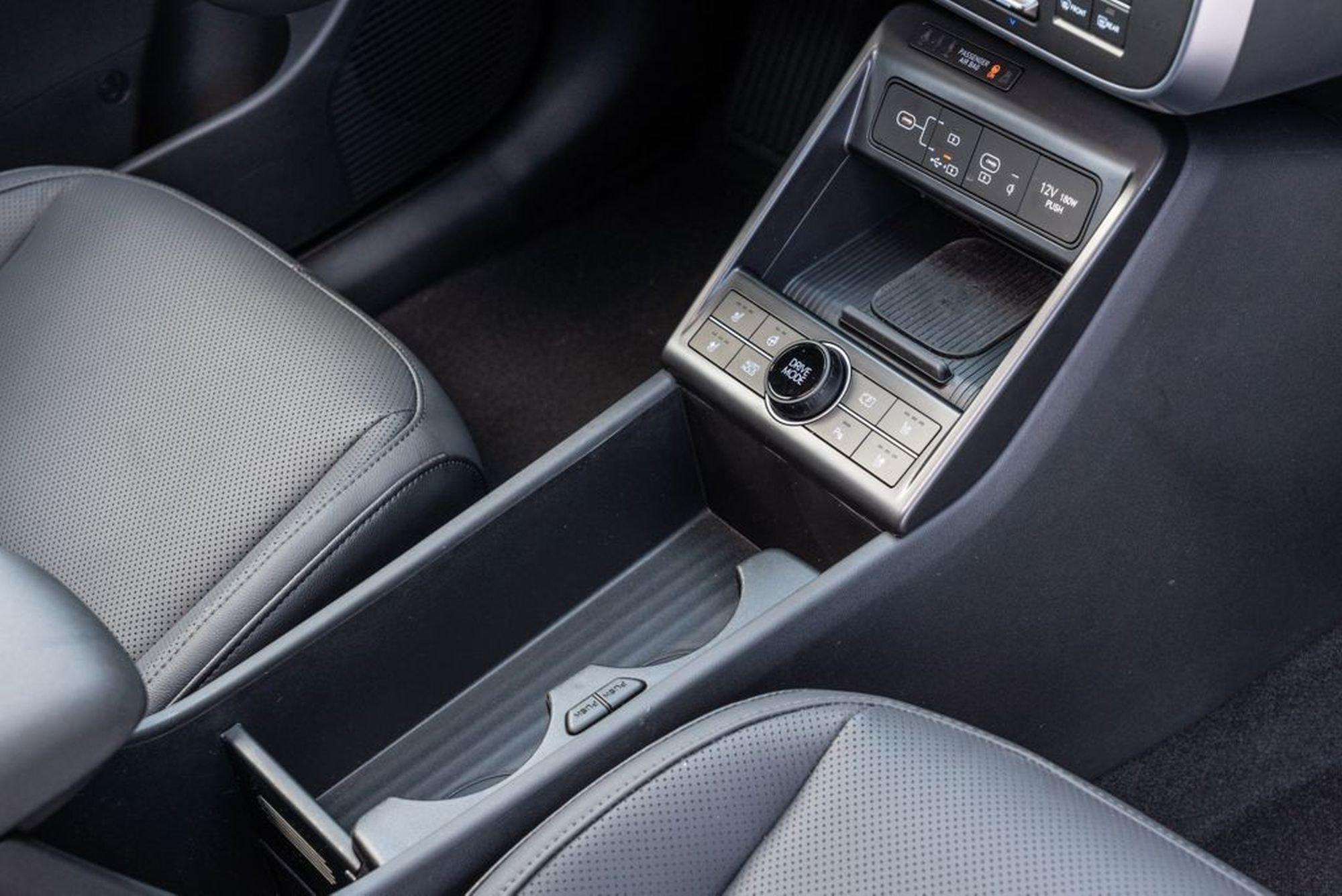 Asientos delanteros del Hyundai Kona eléctrico, ofrecen confort y estilo.