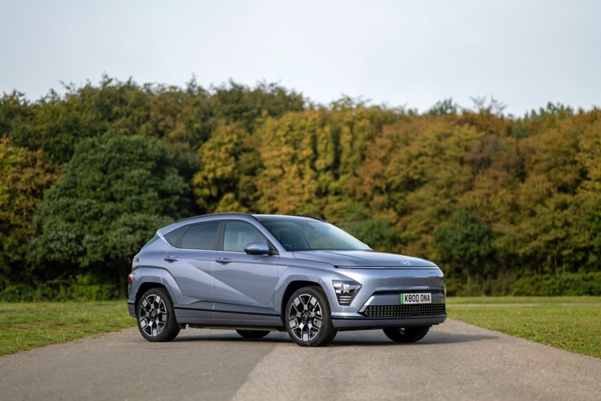 Vista lateral del Hyundai Kona eléctrico que resalta su diseño robusto y elegante.