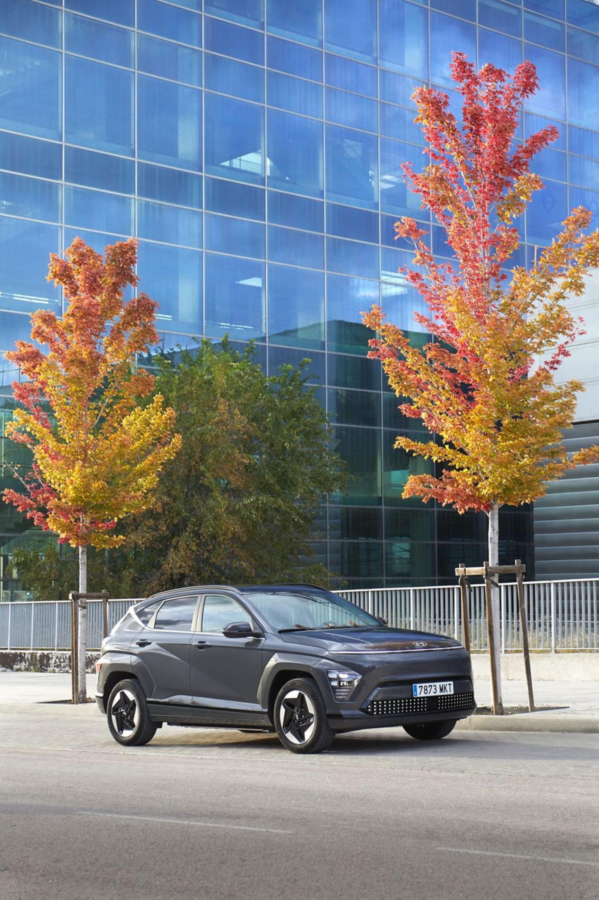 Otra vista lateral del Hyundai Kona eléctrico, enfatizando sus detalles de diseño y llantas.