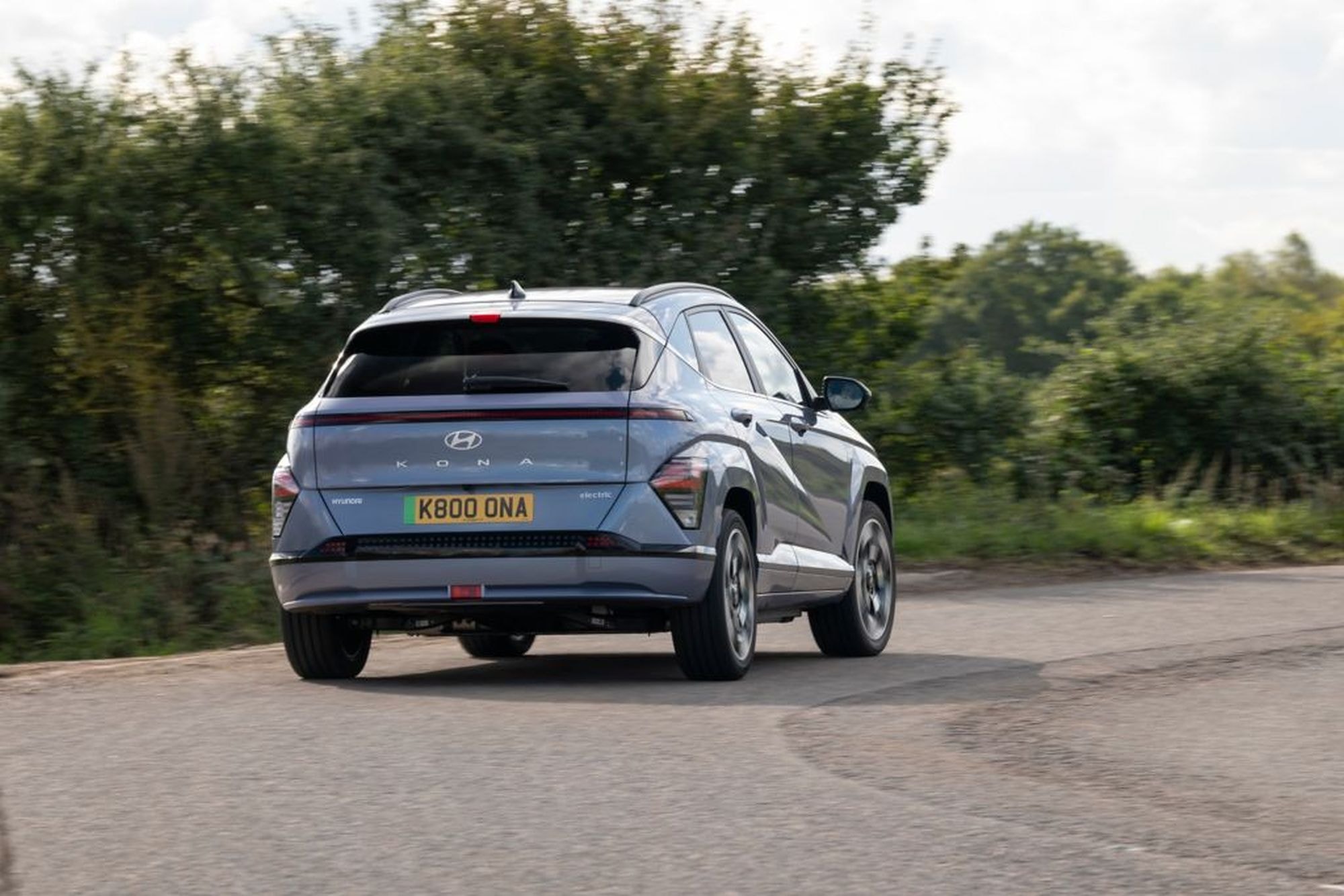 Perspectiva delantera y lateral, exhibiendo su parrilla y faros innovadores.