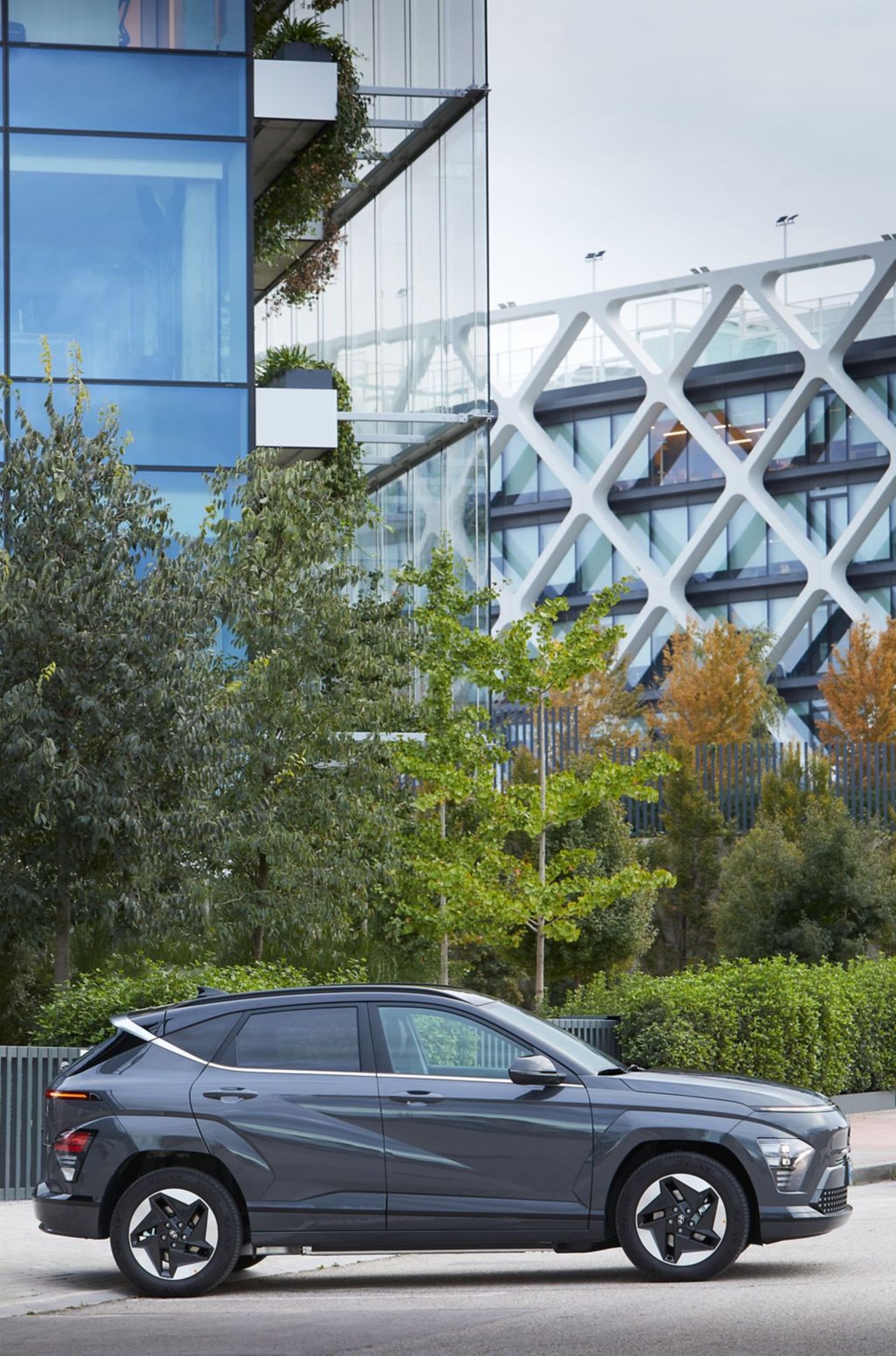 Vista lateral del Kona eléctrico acentuando su elegancia y el uso de colores modernos.