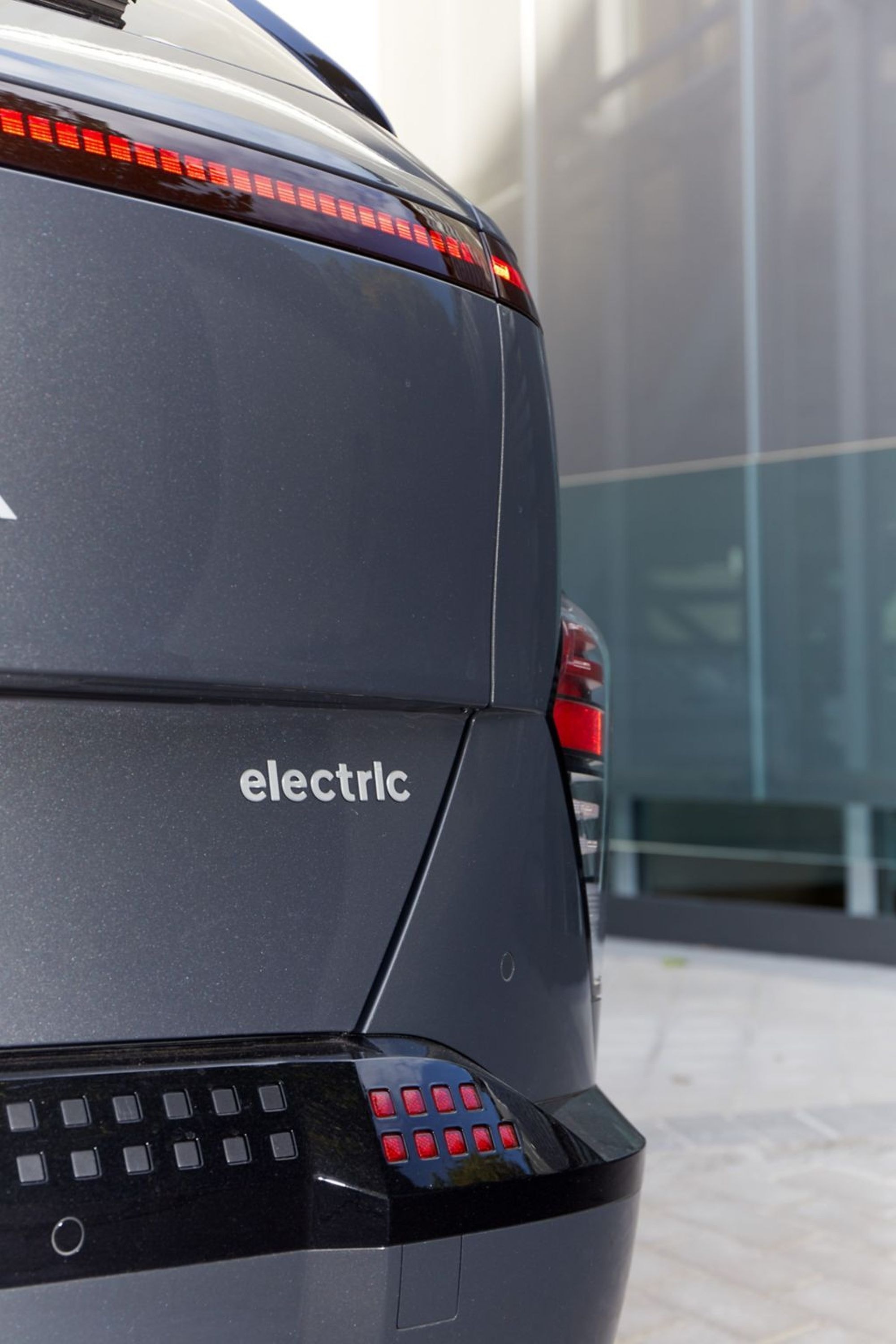 Lado del Hyundai Kona eléctrico mostrando su diseño contemporáneo.