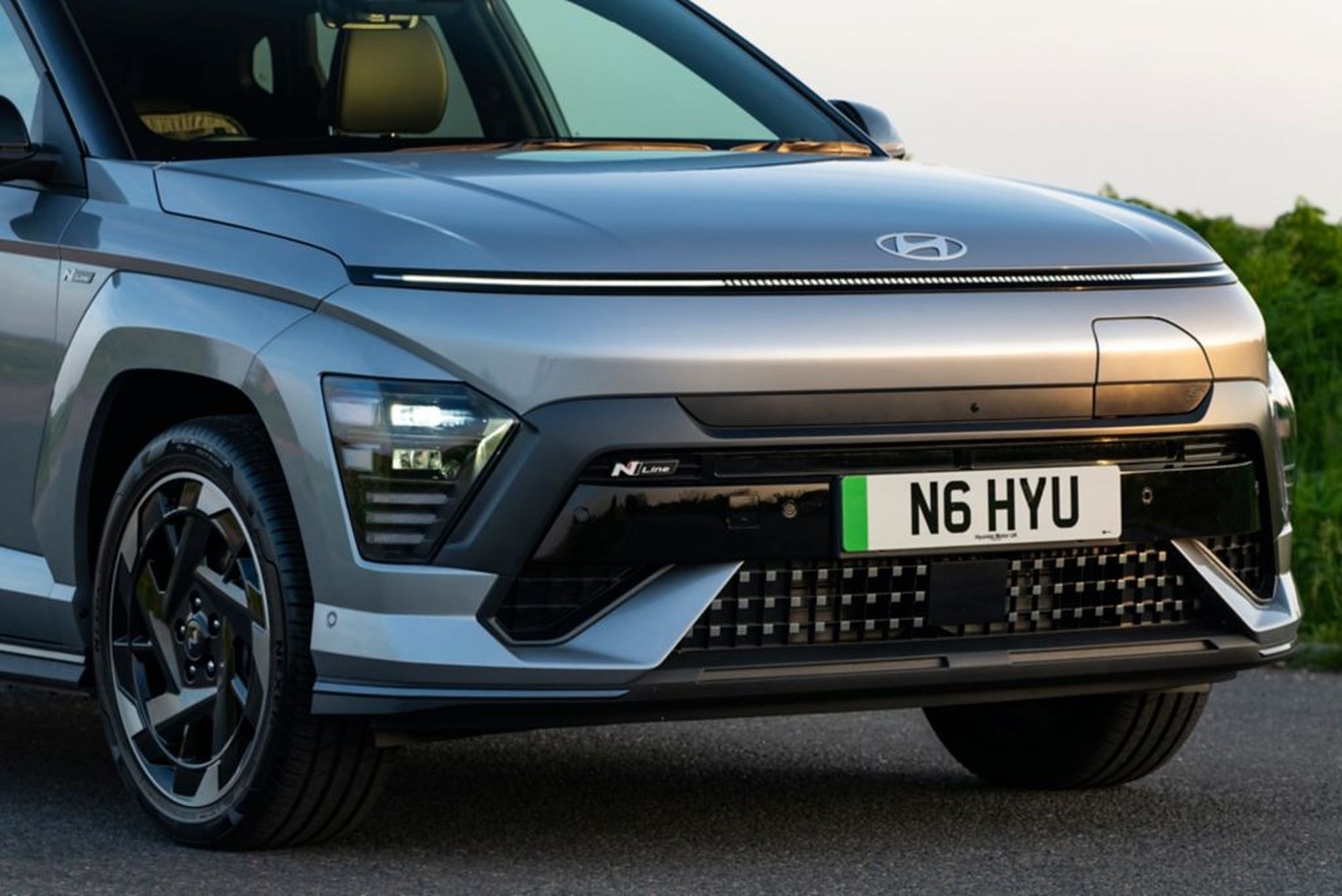 Hyundai Kona eléctrico en acción, reflejando su actitud en la carretera.