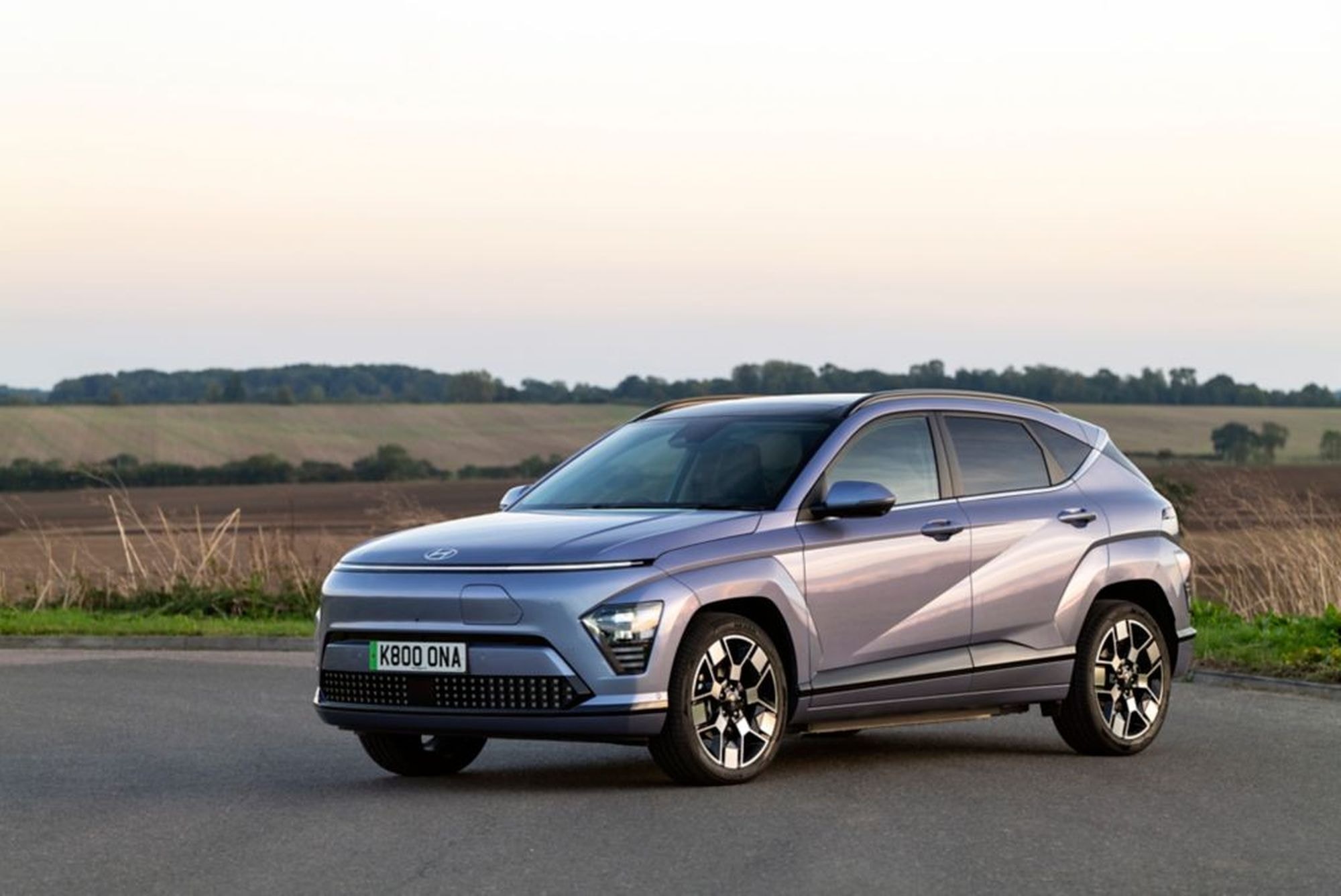 Vista trasera del Hyundai Kona eléctrico, mostrando su diseño aerodinámico.