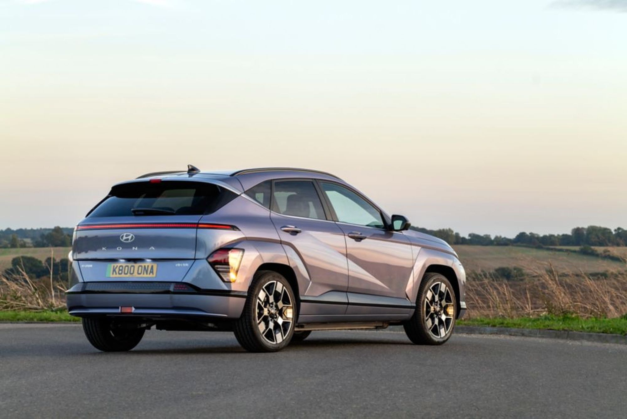 Otra perspectiva trasera del Kona eléctrico, resaltando sus líneas modernas.