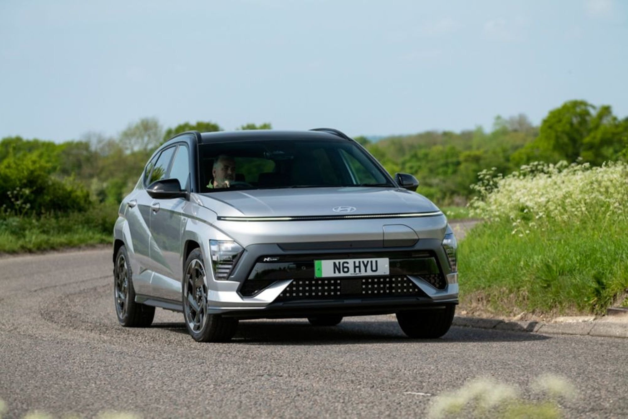 Kona eléctrico acelerando, mostrando su diseño dinámico y robusto.