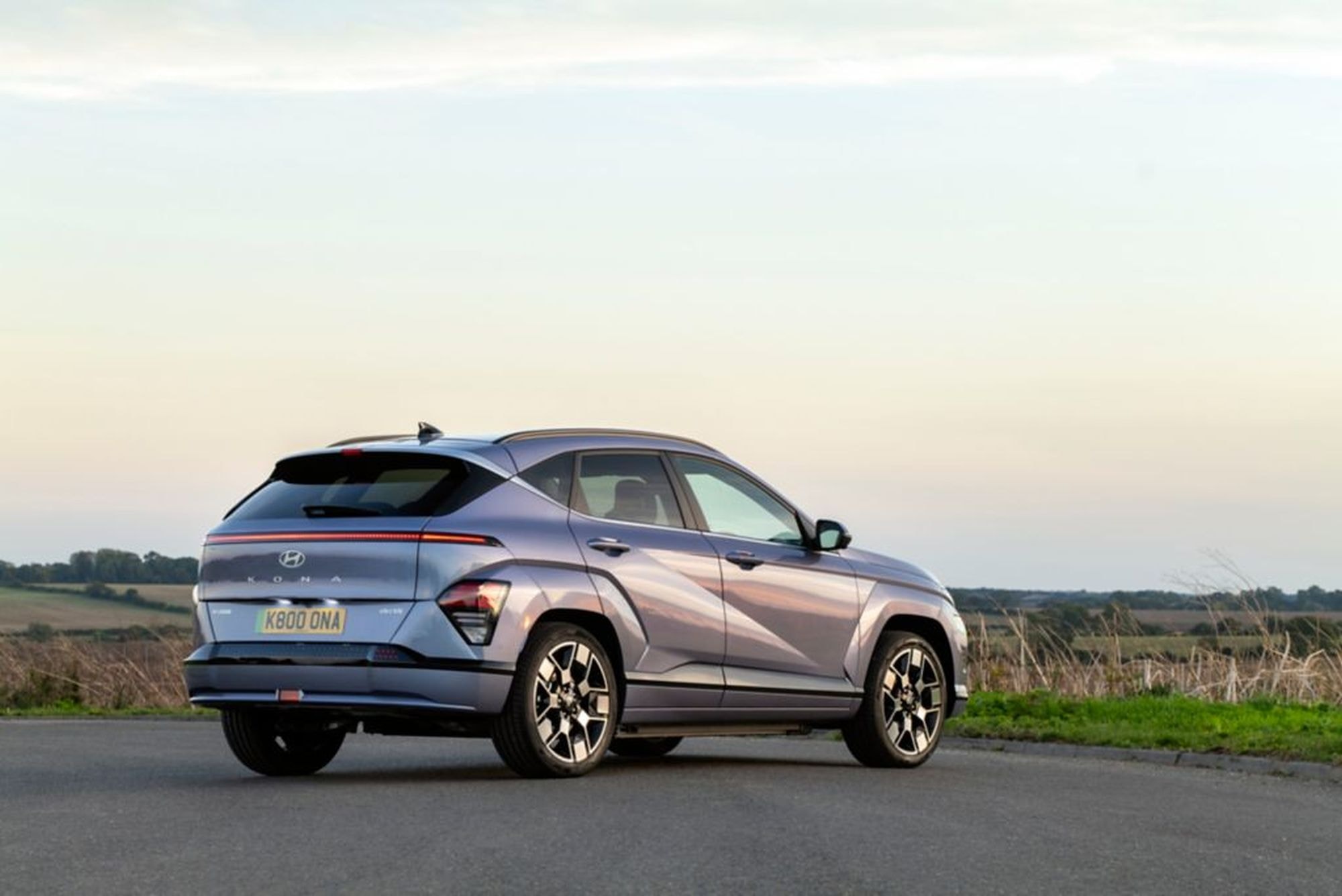 Vista trasera y lateral del Hyundai Kona eléctrico, destacando su diseño moderno y aerodinámico.