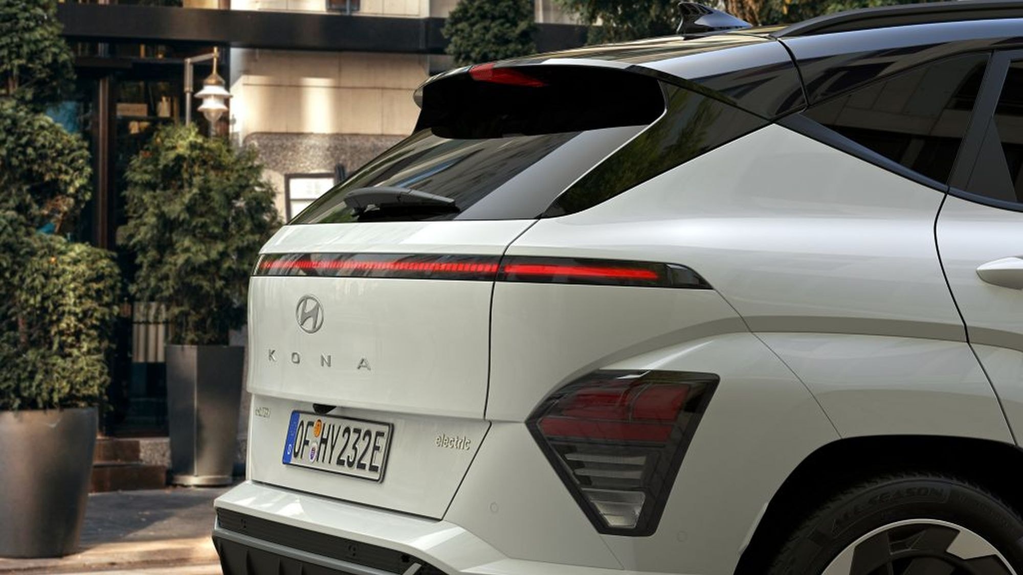 Perspectiva trasera del Kona eléctrico, mostrando su diseño contemporáneo y aerodinámico.