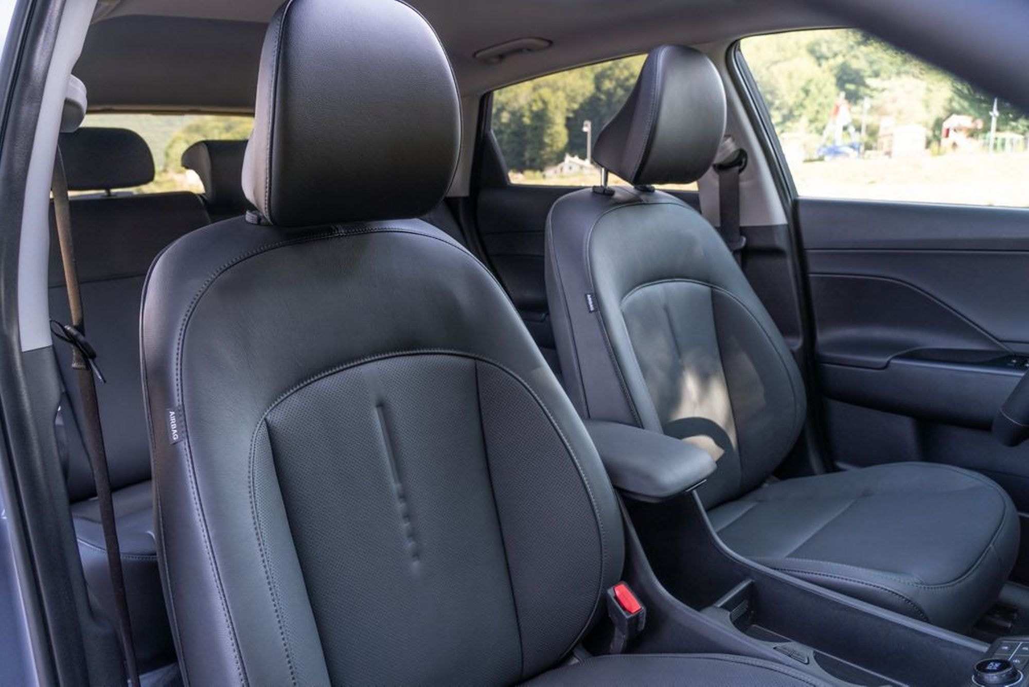 Vista trasera del Hyundai Kona eléctrico, reflejando su diseño robusto.