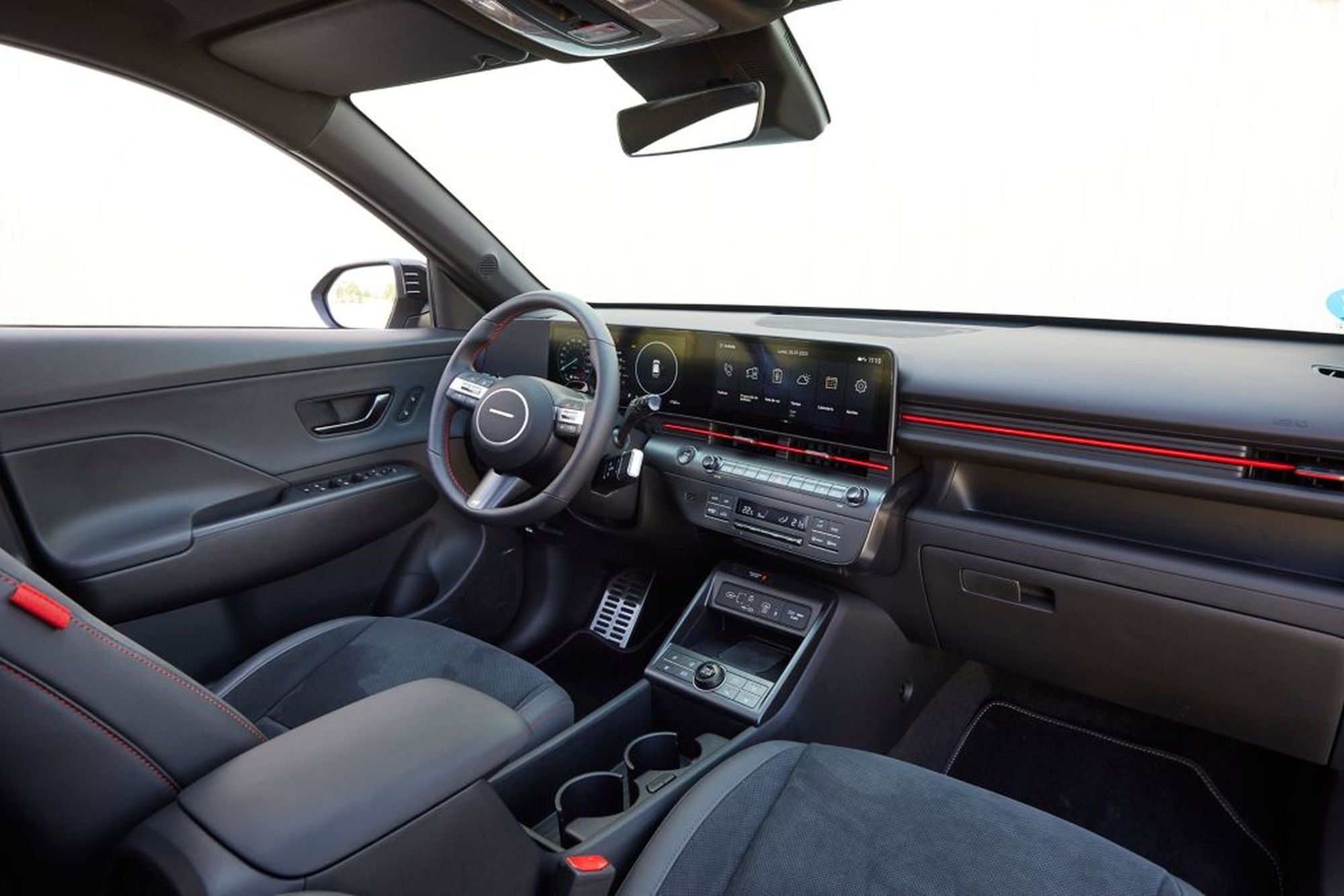 Interior del Hyundai Kona eléctrico, destacando los asientos cómodos.