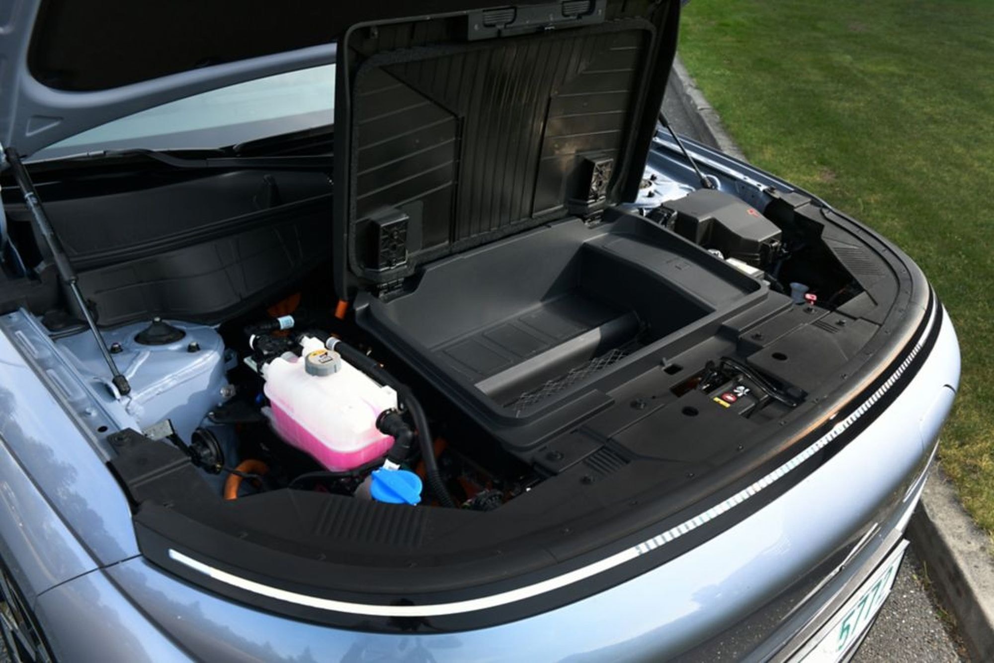 Interior con tablero digital y controles intuitivos del Kona.