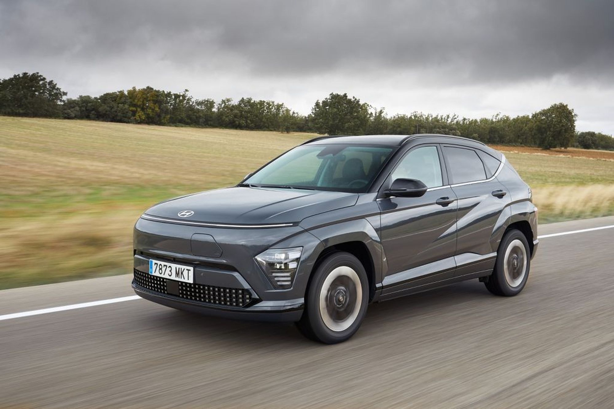 Hyundai Kona eléctrico en ruta de campo.