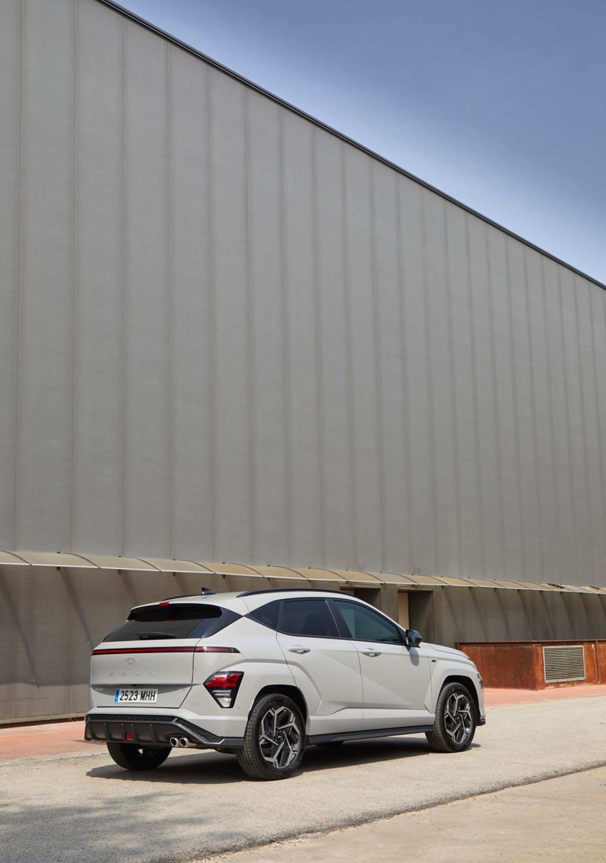 Maletero espacioso y bien organizado del Hyundai Kona eléctrico.