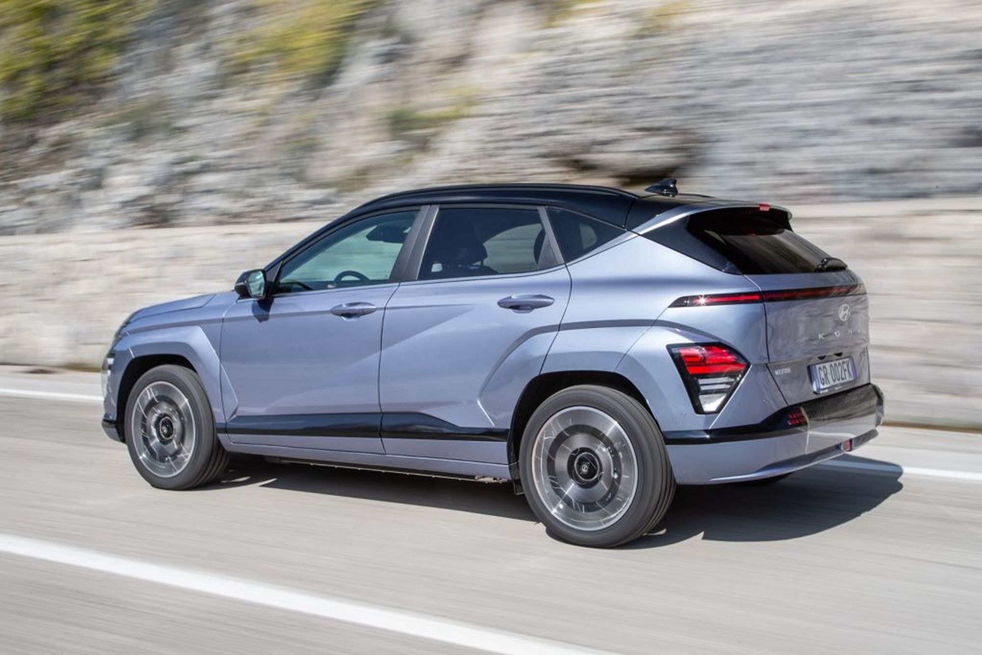 Capó del Hyundai Kona eléctrico, mostrando su diseño mecánico.