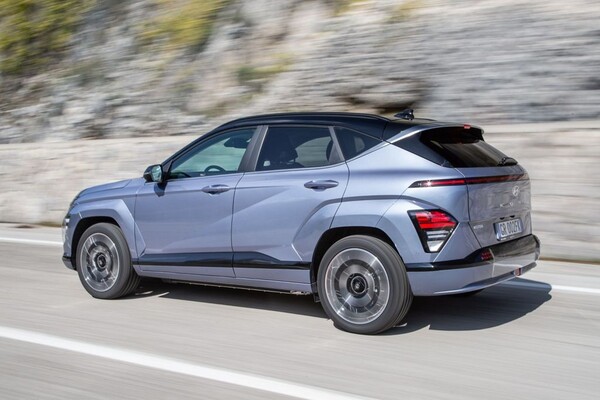 Capó del Hyundai Kona eléctrico, mostrando su diseño mecánico. Capó del Hyundai Kona eléctrico, mostrando su diseño mecánico.