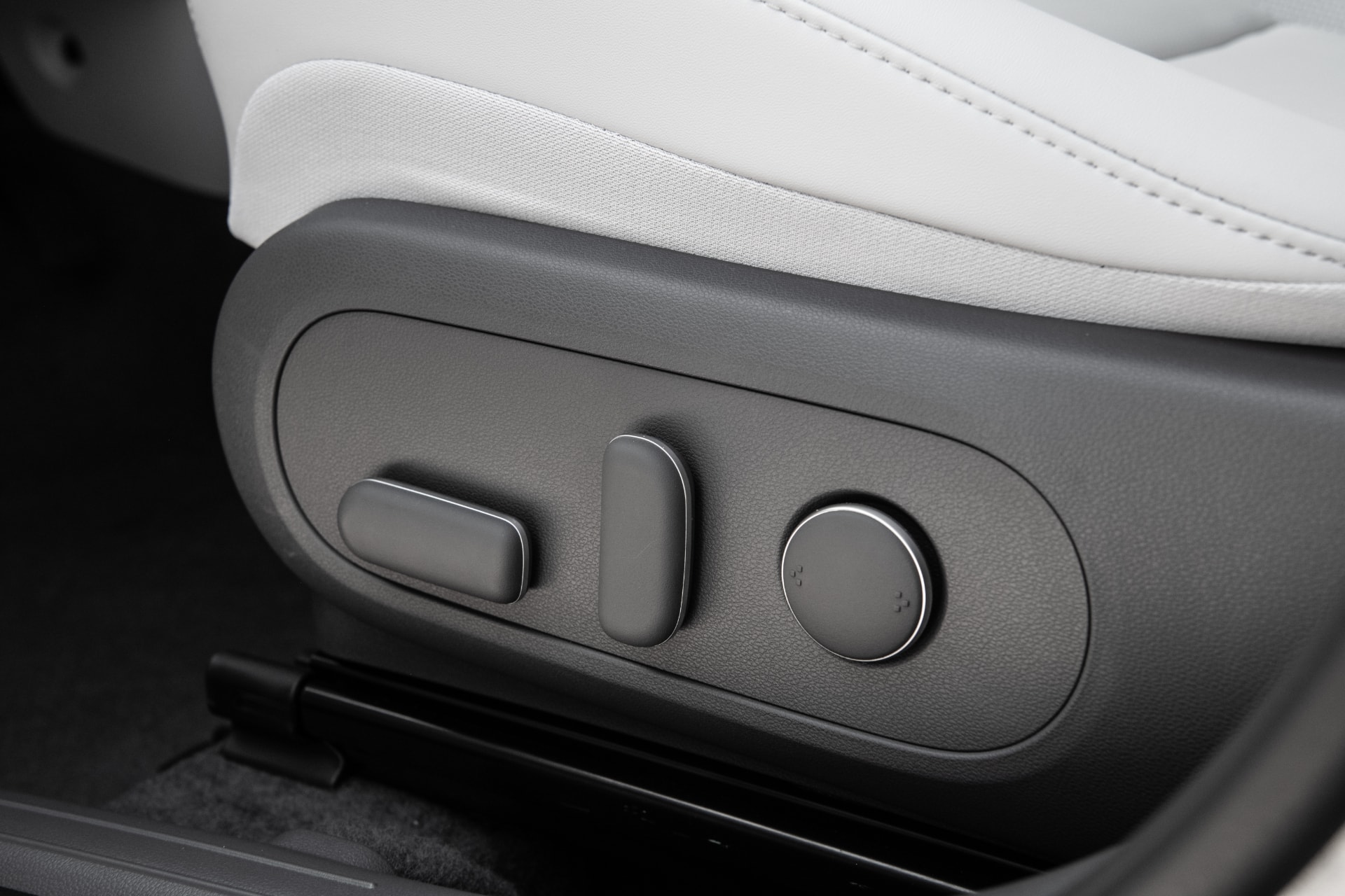 Ajustes eléctricos del asiento del conductor para una ergonomía óptima.