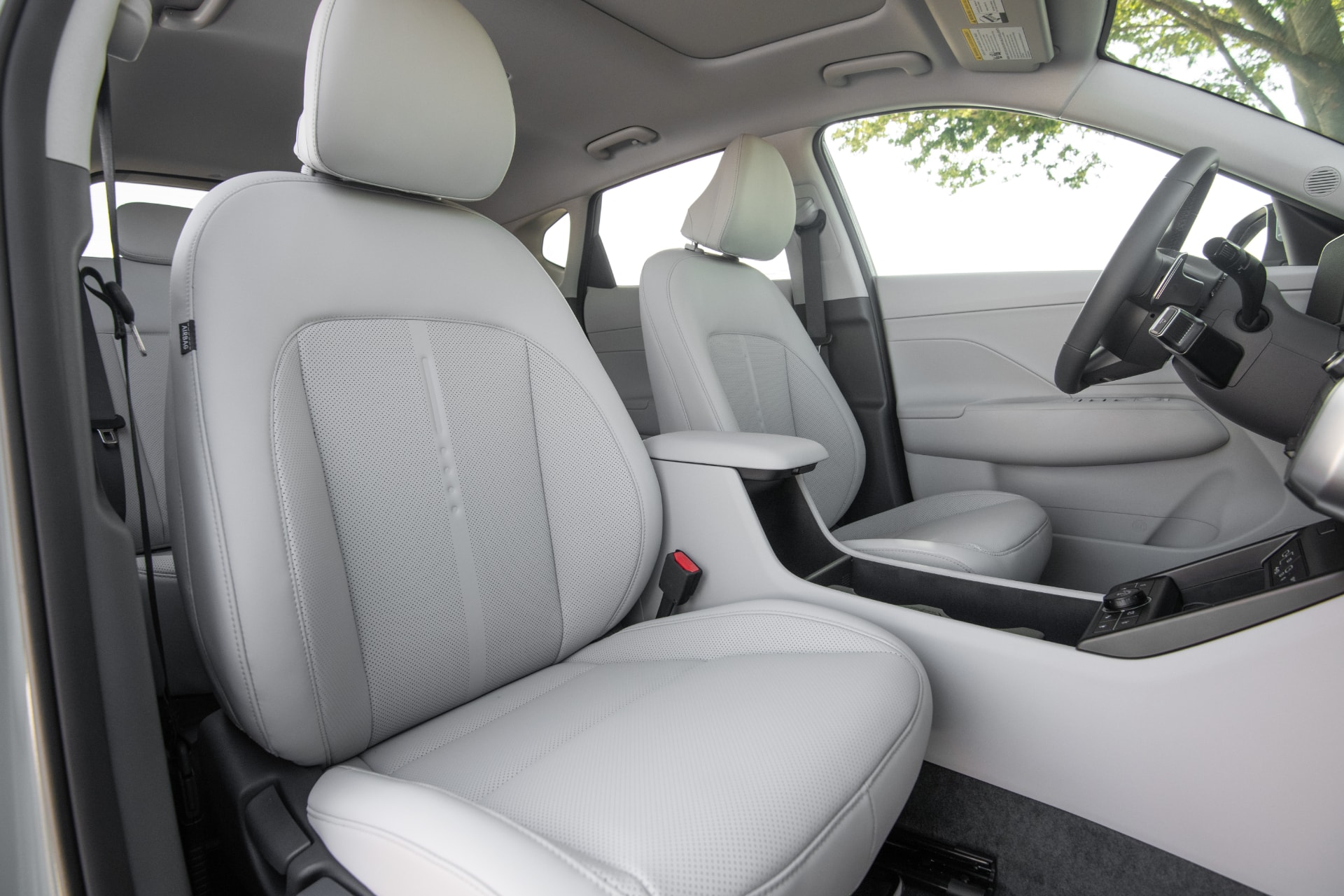 Interior del Hyundai Kona con vista a los asientos delanteros y tapizado.