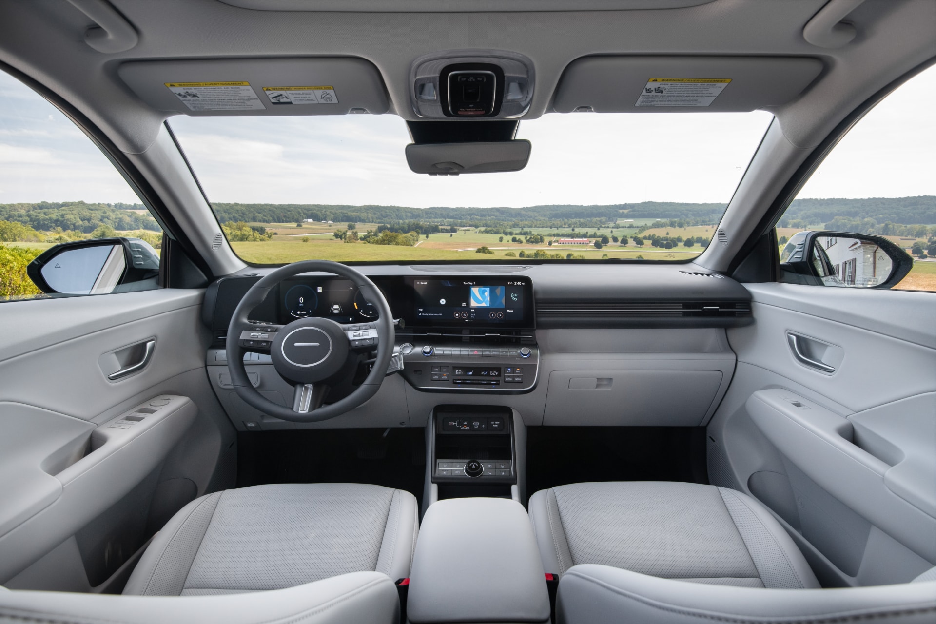 Vista panorámica del interior del Hyundai Kona, amplio y bien equipado.