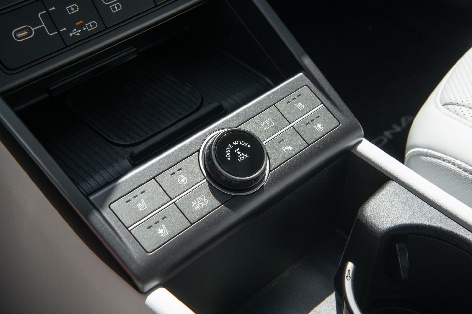 Consola central con controles intuitivos y selector de cambios rotativo