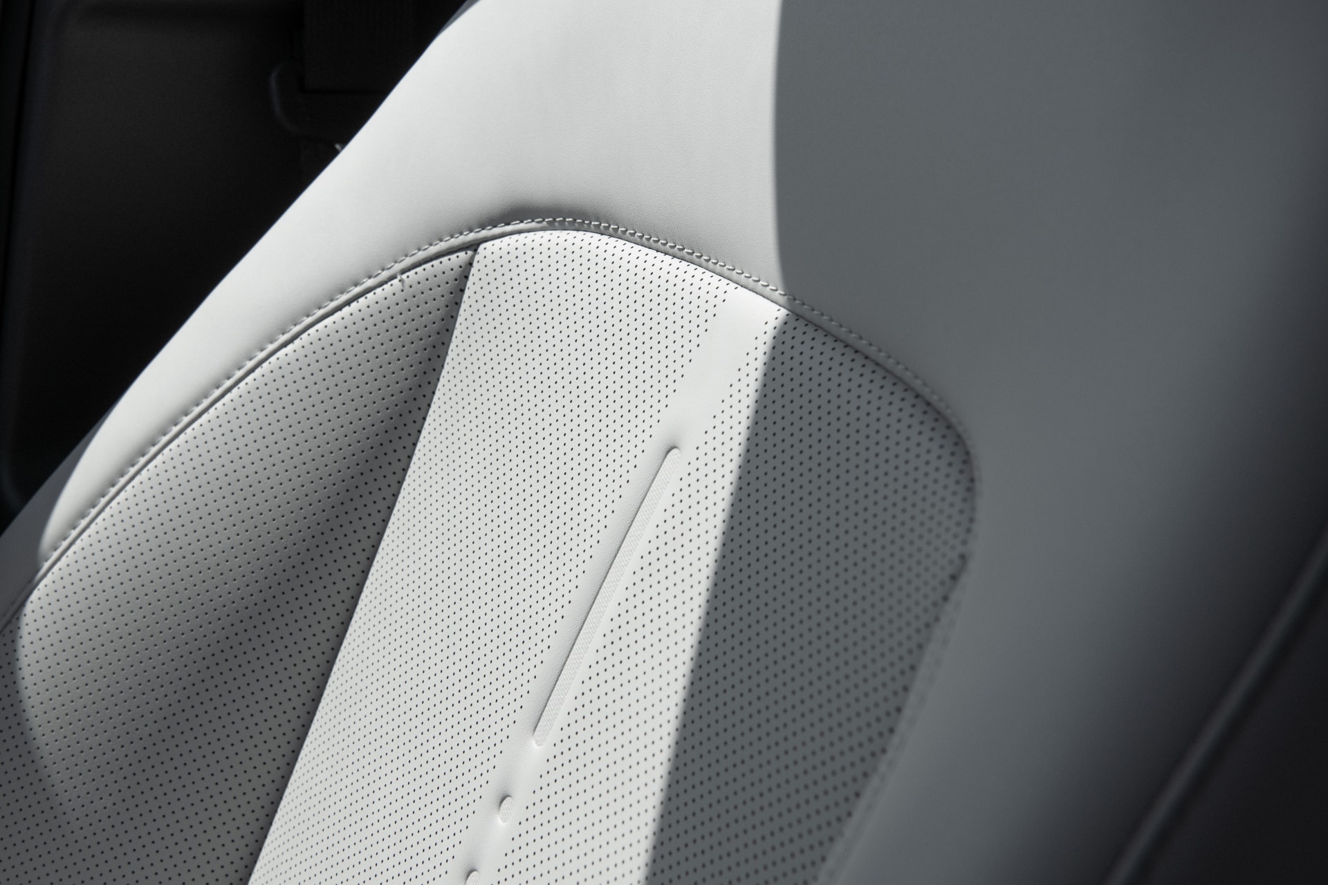 Primer plano del detalle de costura en asiento del Hyundai Kona Híbrido.