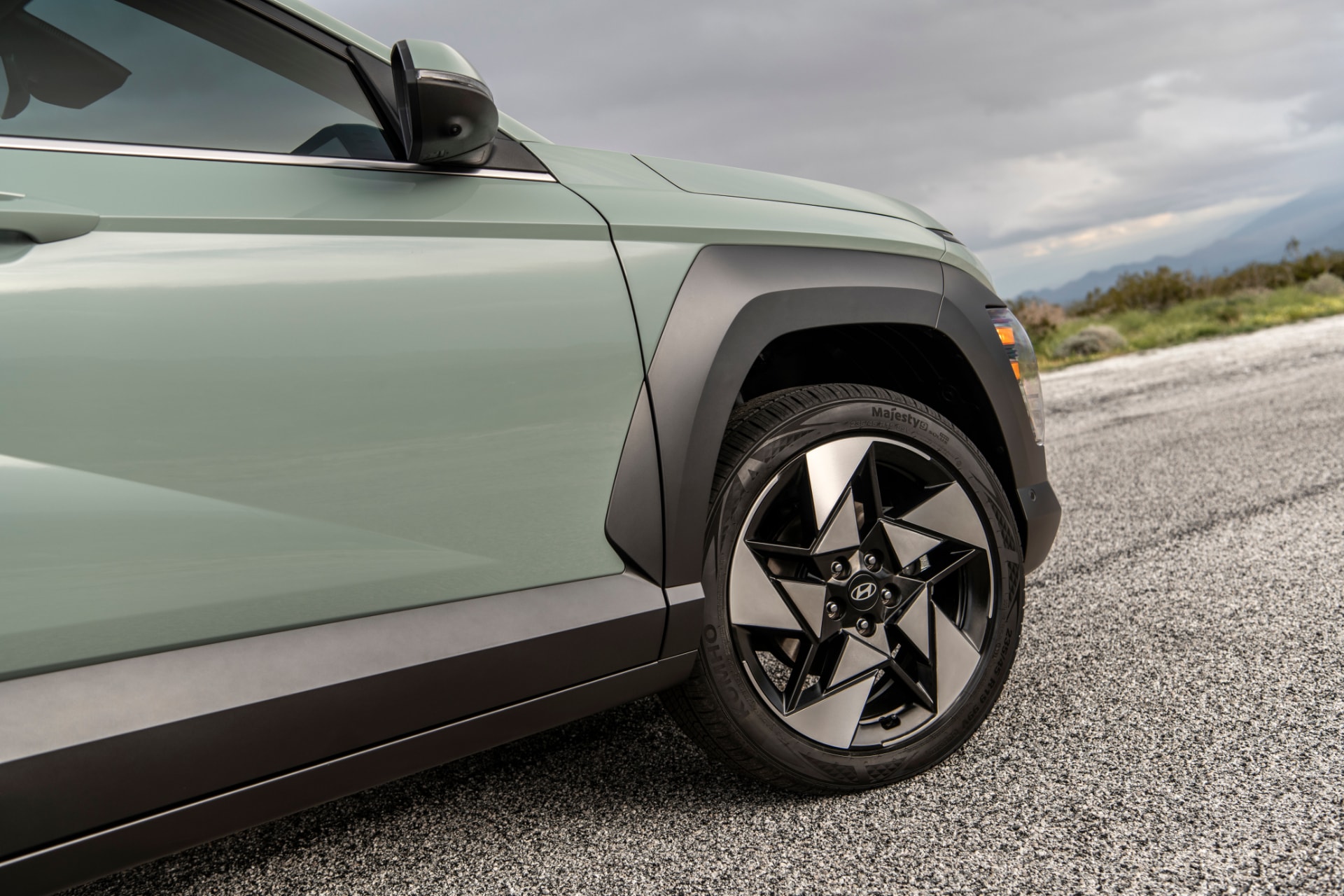 Primer plano de la llanta, reflejo del diseño vanguardista y deportivo