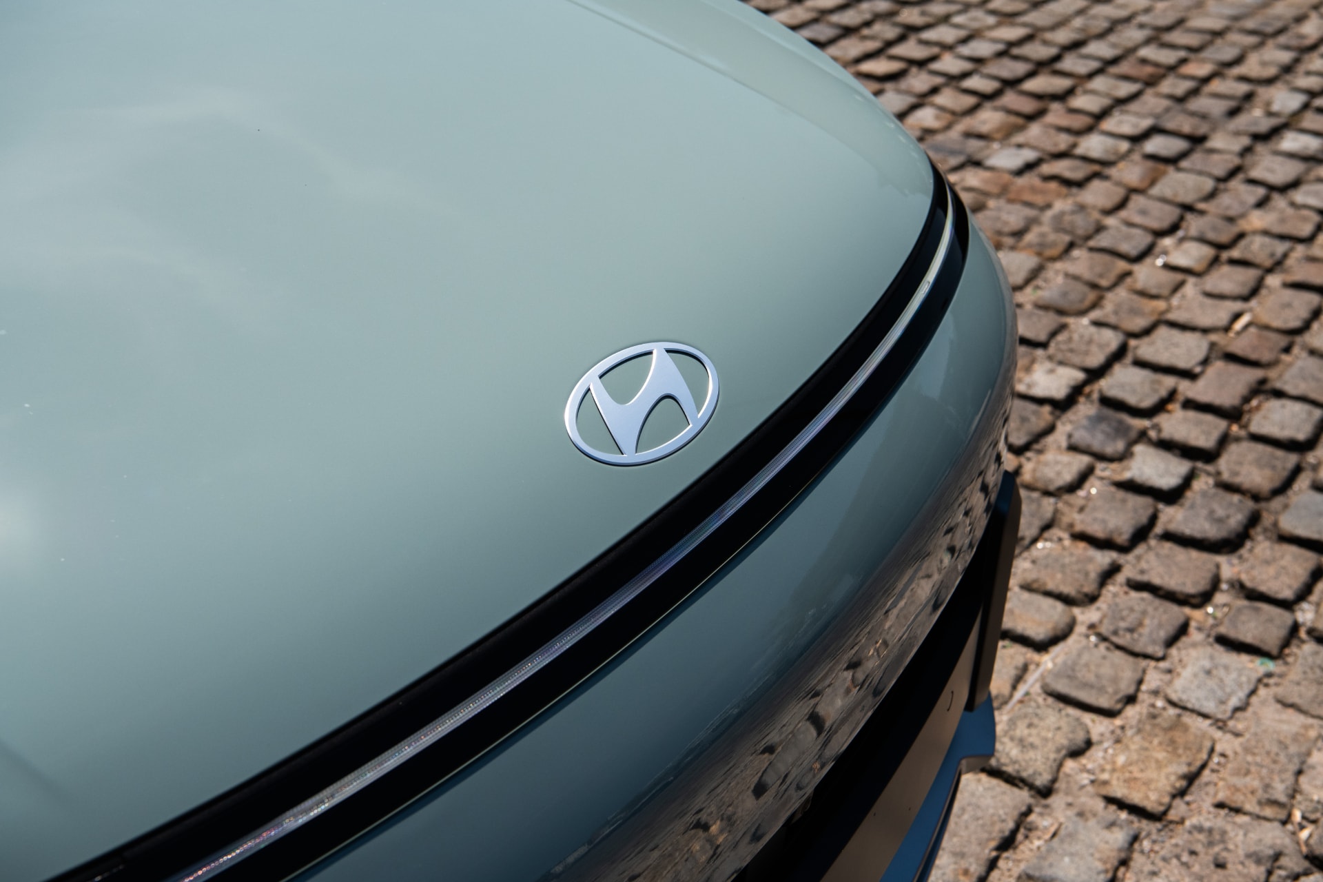 Emblema de Hyundai en el capó del Kona, simbolizando la marca.